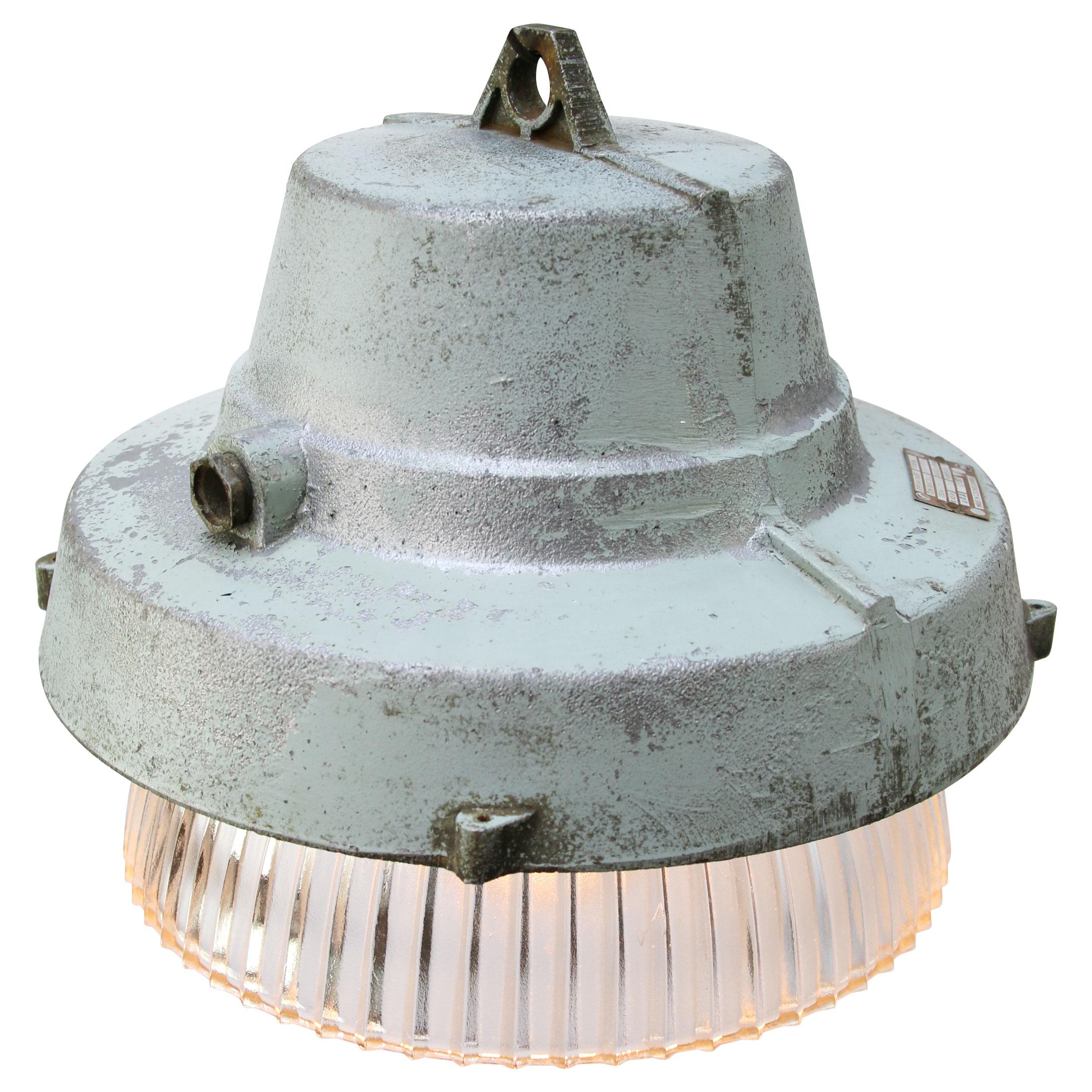 Factory hanging lamp
Grey metal top with clear striped / Holophane glass

weight 4.10 kg / 9 lb

Priced per individual item. All lamps have been made suitable by international standards for incandescent light bulbs, energy-efficient and LED