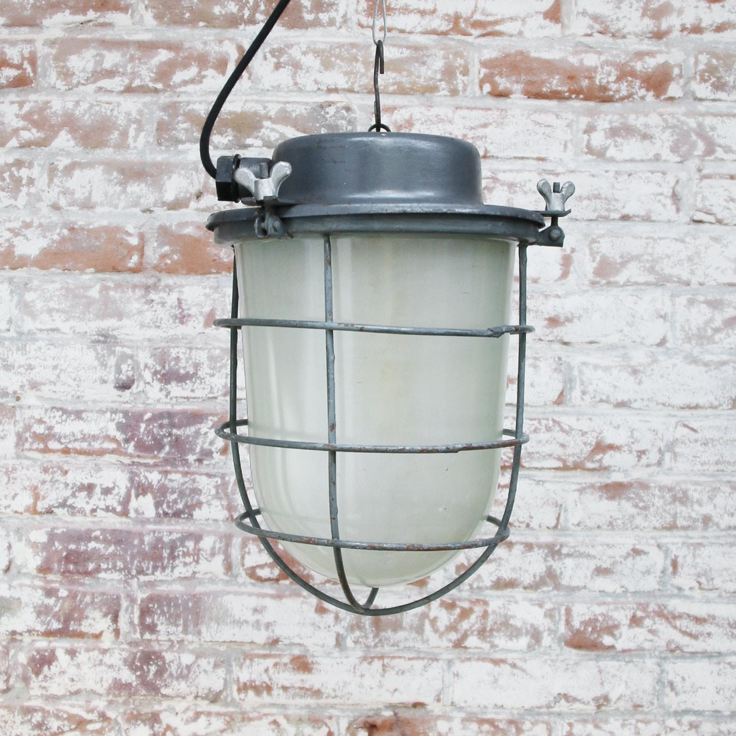 Polonais Lampe à suspension industrielle vintage en métal gris en verre dépoli en vente