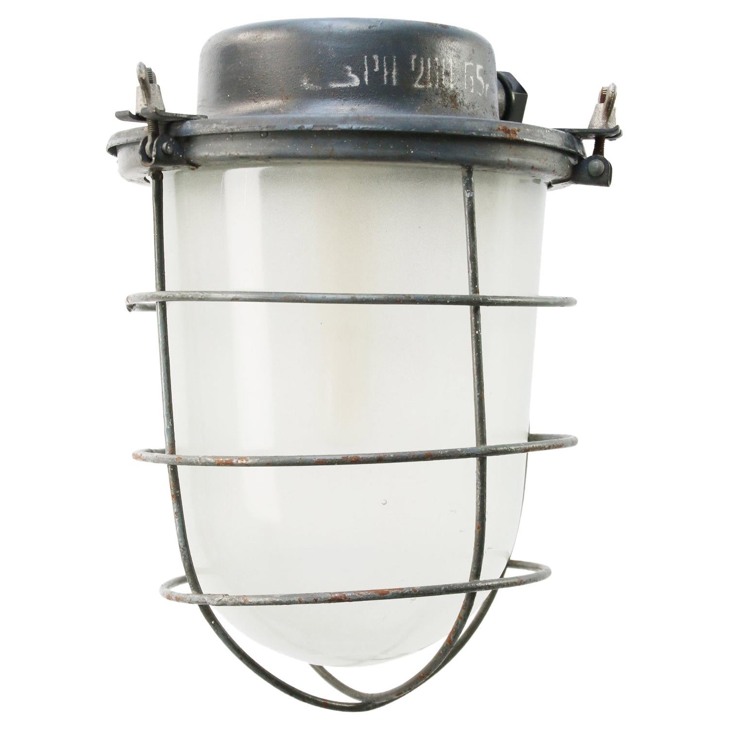 Lampe à suspension industrielle vintage en métal gris en verre dépoli en vente