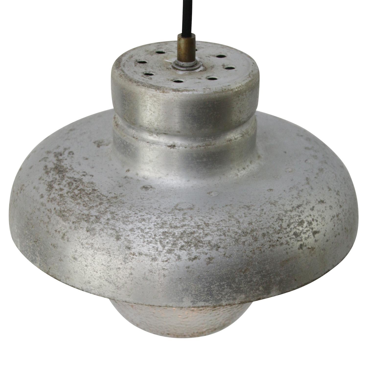 Industriel Lampes à suspension industrielles vintage en métal gris en verre dépoli en vente