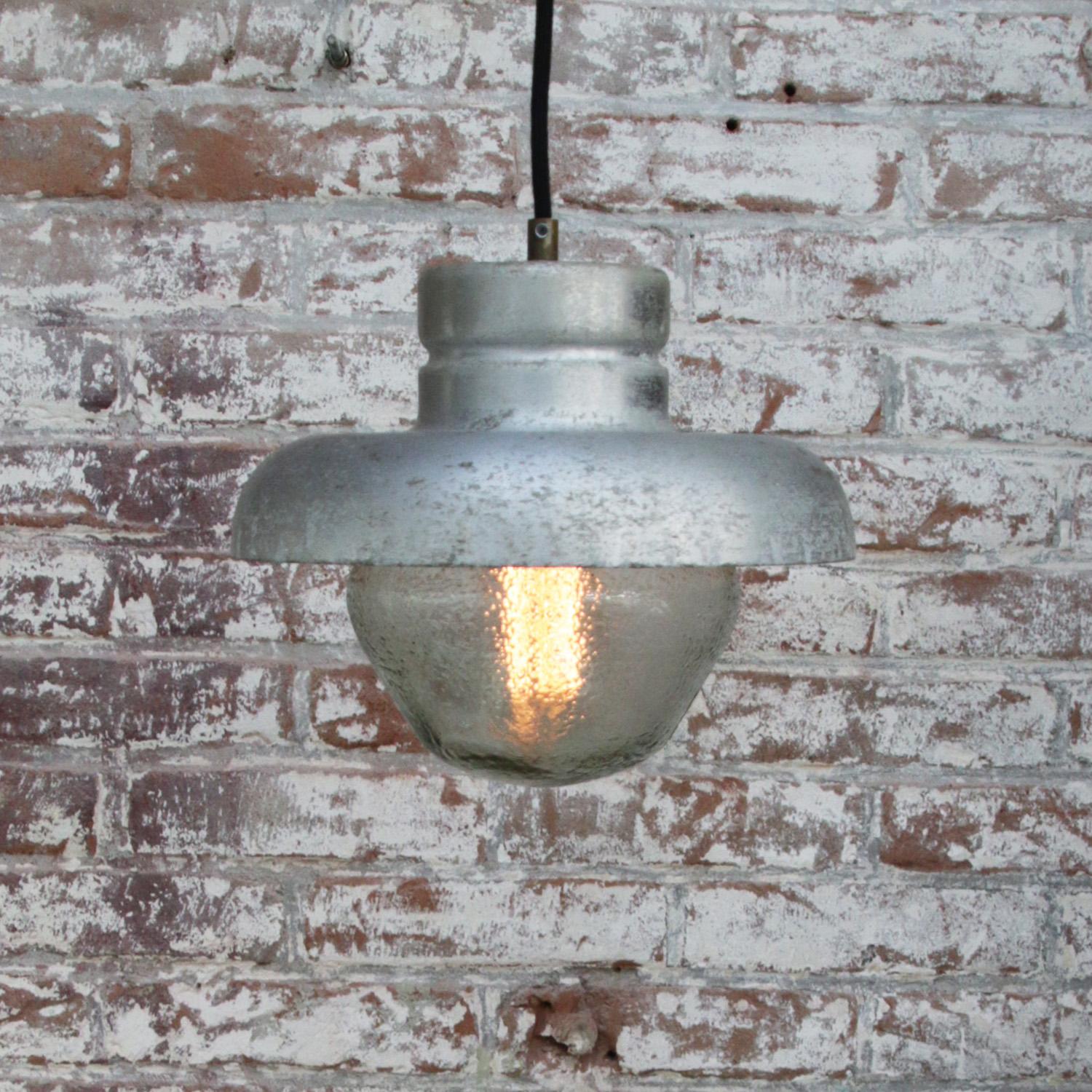 Français Lampes à suspension industrielles vintage en métal gris en verre dépoli en vente
