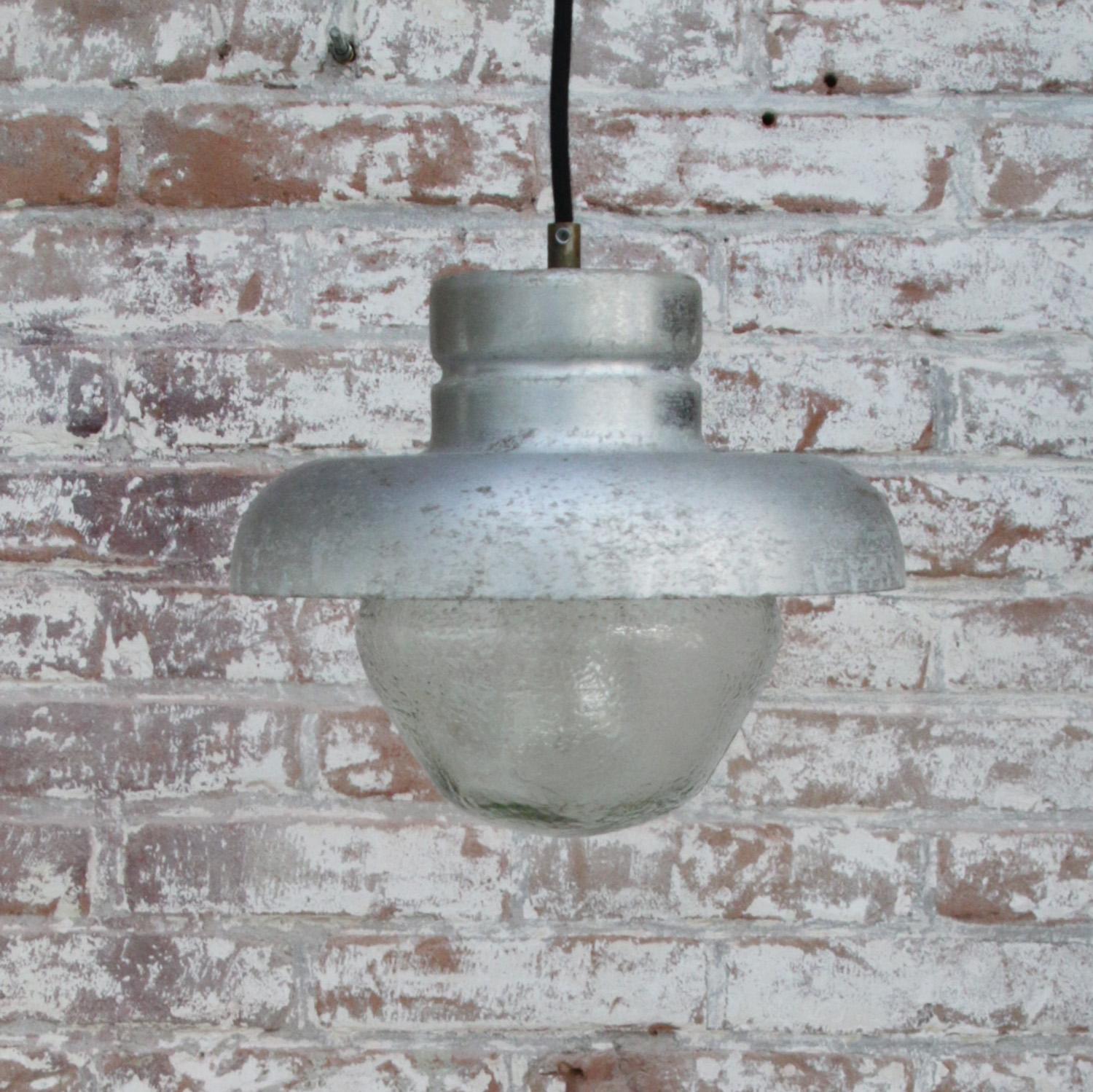 Moulage Lampes à suspension industrielles vintage en métal gris en verre dépoli en vente