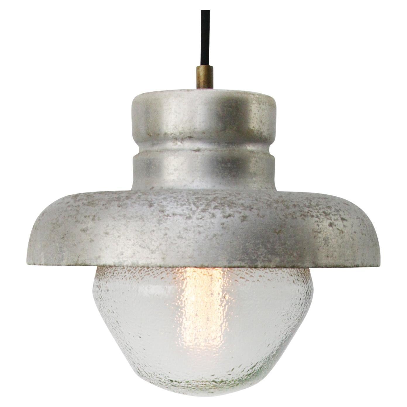 Lampes à suspension industrielles vintage en métal gris en verre dépoli en vente