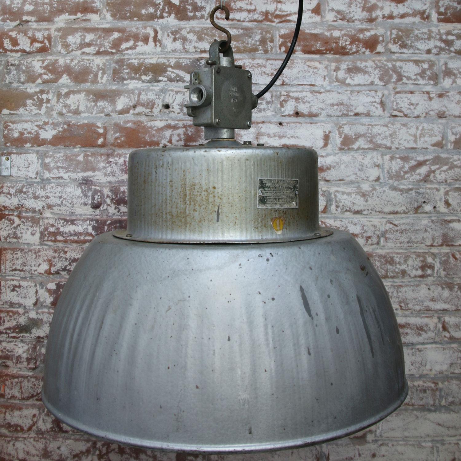 Polonais Lampe à suspension industrielle vintage en métal gris en vente