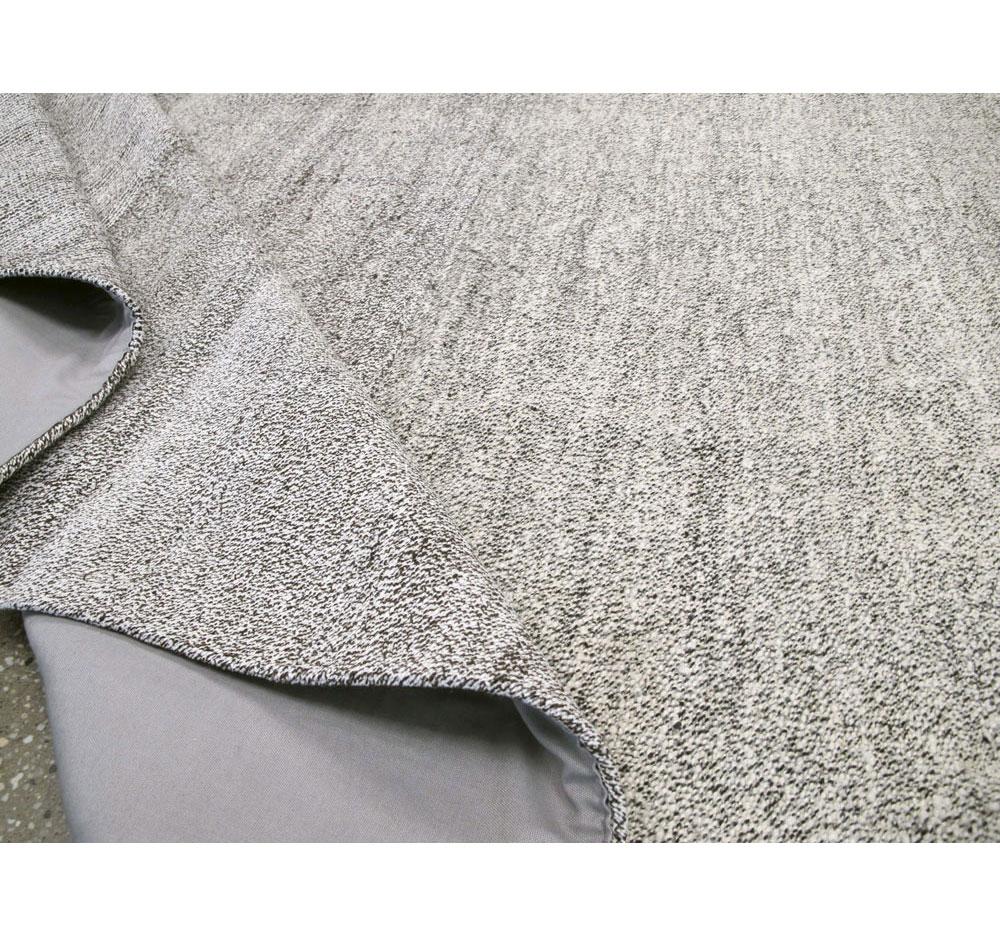 Grey Mid-20th Century Handmade Turkish Flat-Weave Kilim Room Size Carpet For Sale 4