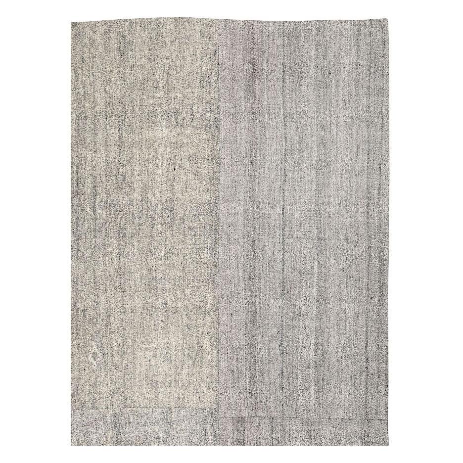 Hand-Woven Grey Mid-20th Century Handmade Turkish Flat-Weave Kilim Room Size Carpet For Sale