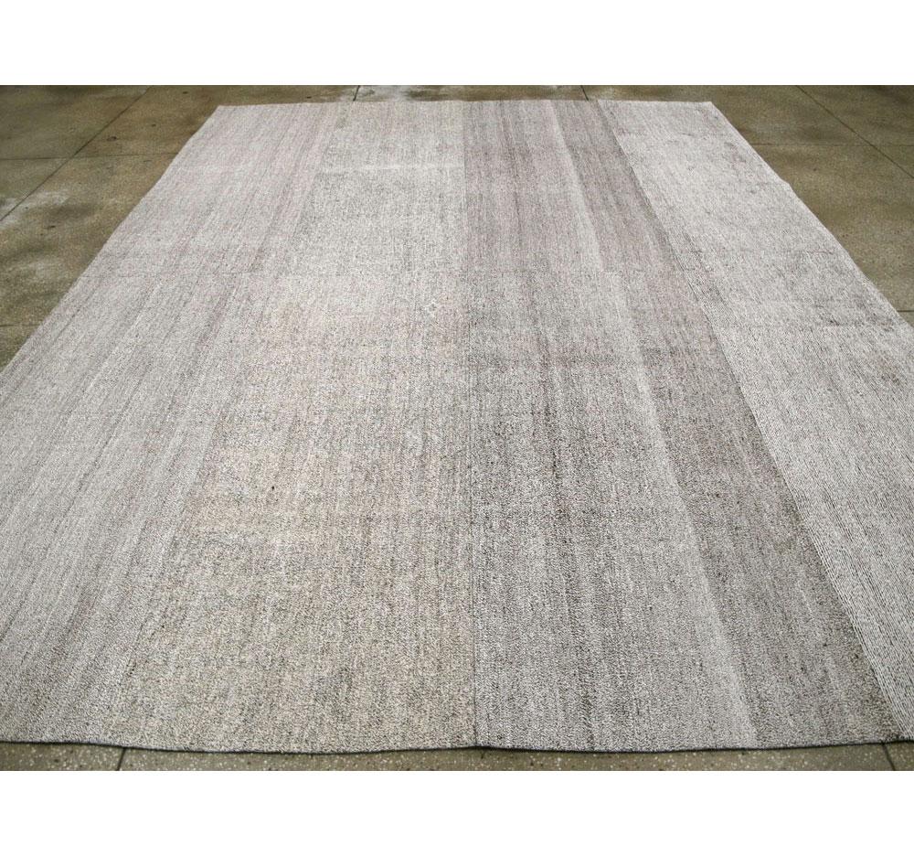 Grey Mid-20th Century Handmade Turkish Flat-Weave Kilim Room Size Carpet In Excellent Condition For Sale In New York, NY