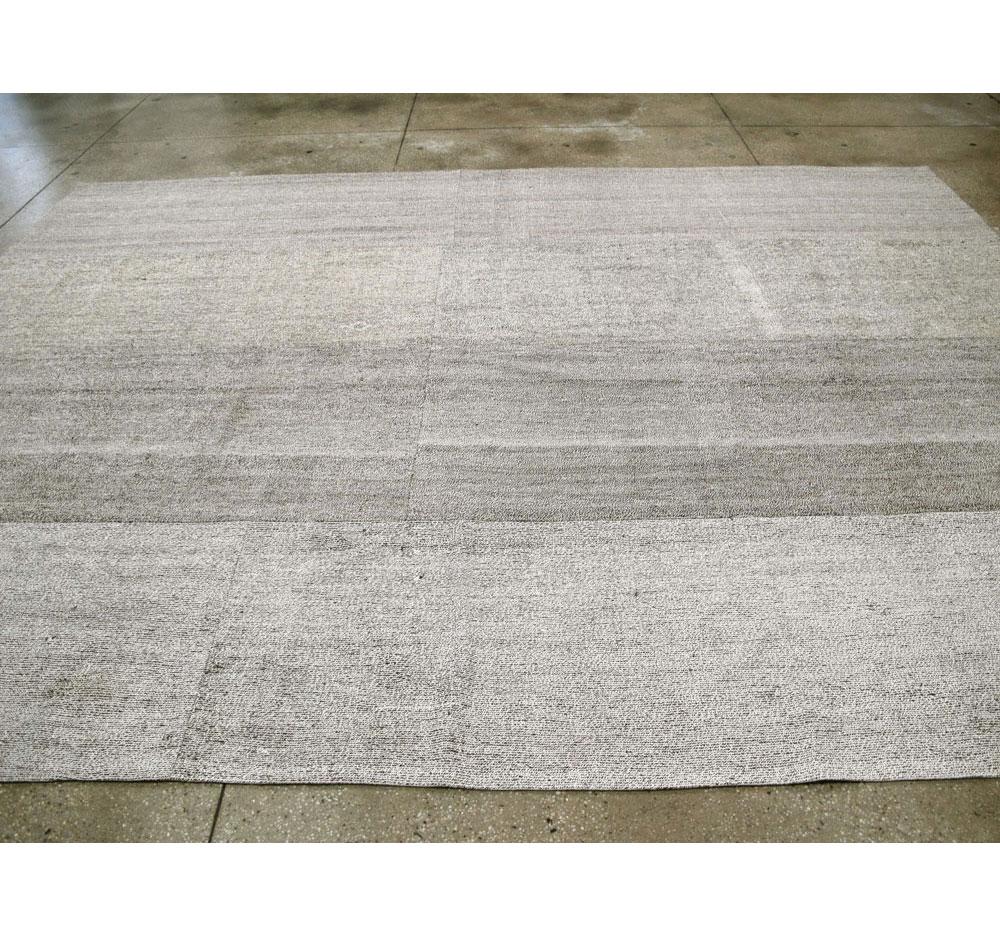 Wool Grey Mid-20th Century Handmade Turkish Flat-Weave Kilim Room Size Carpet For Sale
