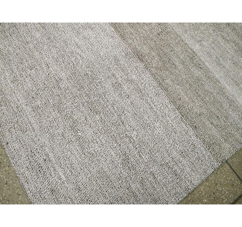 Grey Mid-20th Century Handmade Turkish Flat-Weave Kilim Room Size Carpet For Sale 3