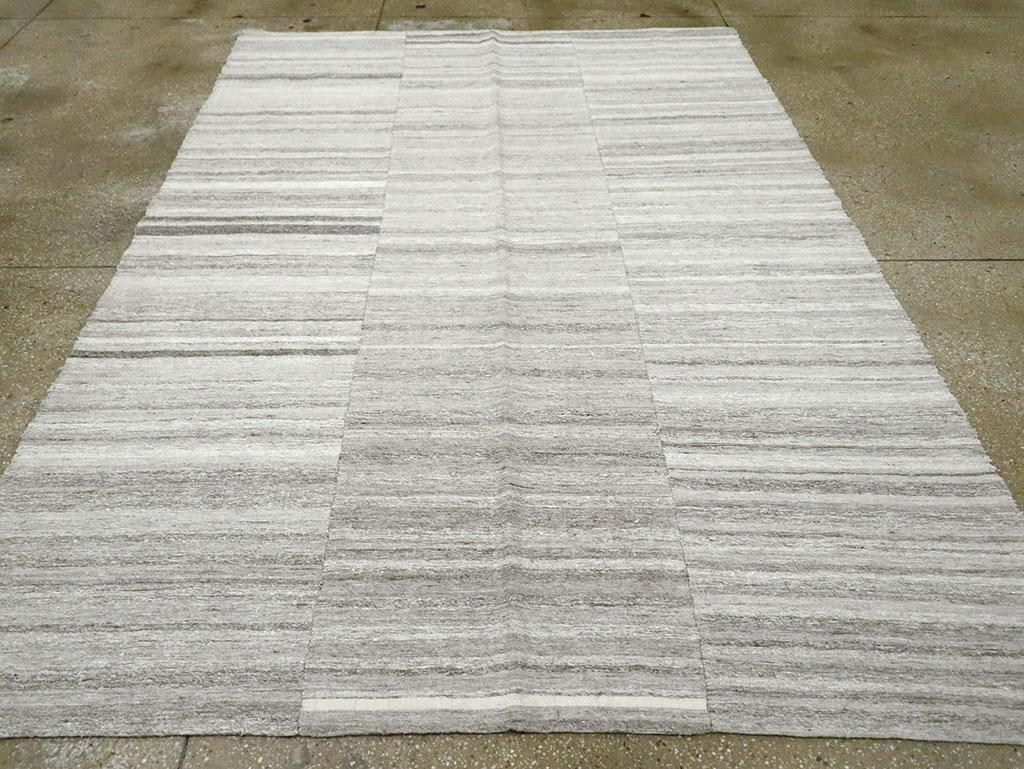 Grey Mid-20th Century Handmade Turkish Flat-Weave Kilim Accent Rug In Excellent Condition For Sale In New York, NY