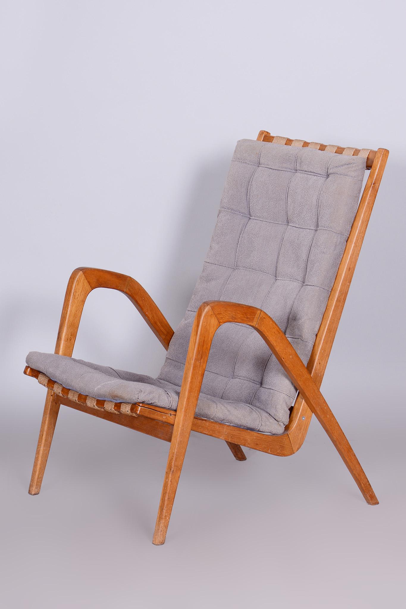 Grey midcentury oak armchair.

Architect: Jan Vanek
Period: 1950-1959
Source: Czechia
Material: Oak
Polished.
   
