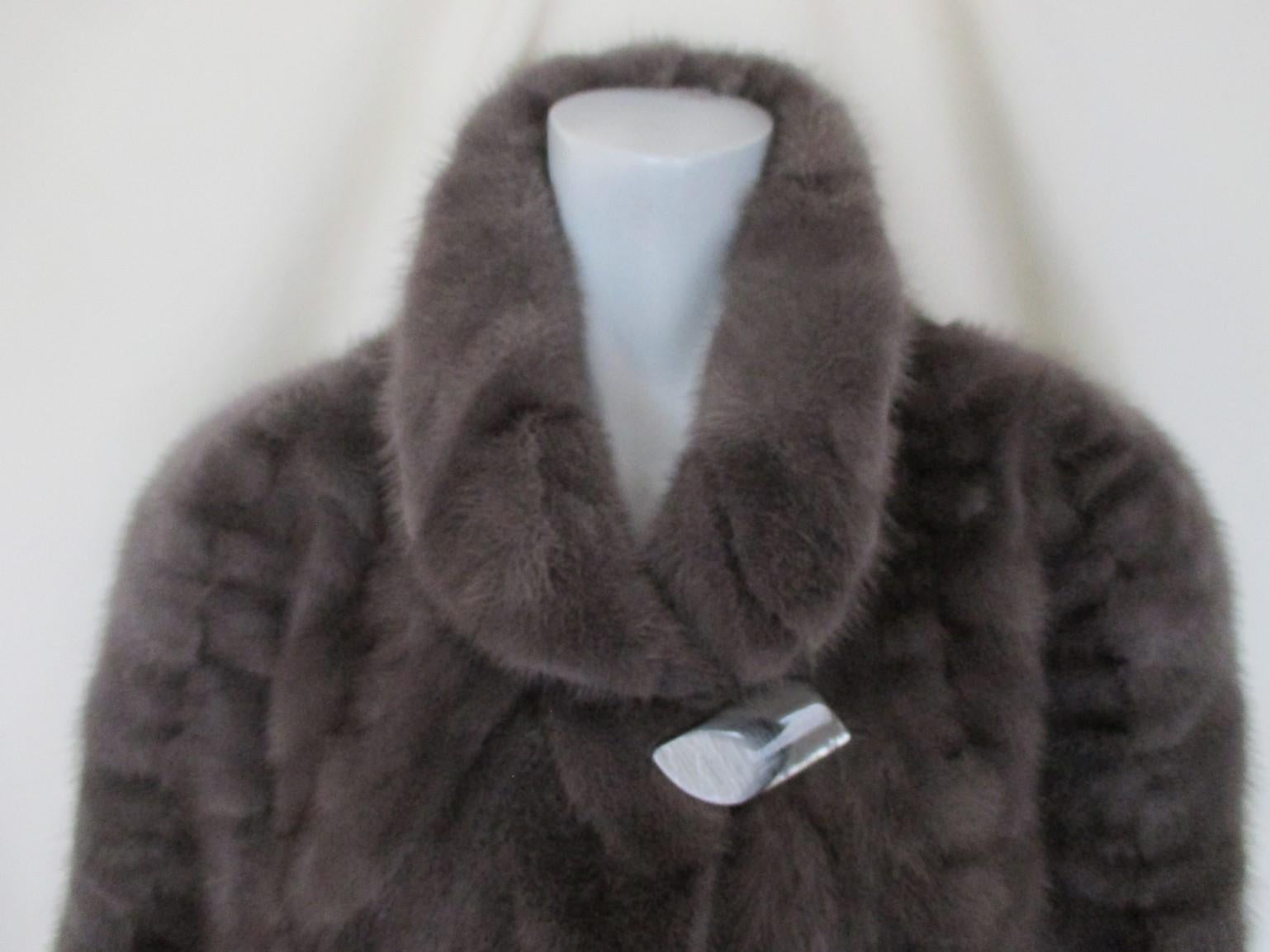 This vintage fur coat is made of Quality dyed grey soft mink fur.

We offer more beautiful fur items, see our frontstore.

Details:
It has 2 pockets 1 button at the collar and 3 closing hooks.
Light weight
wide sleeves
Its in good vintage condition,