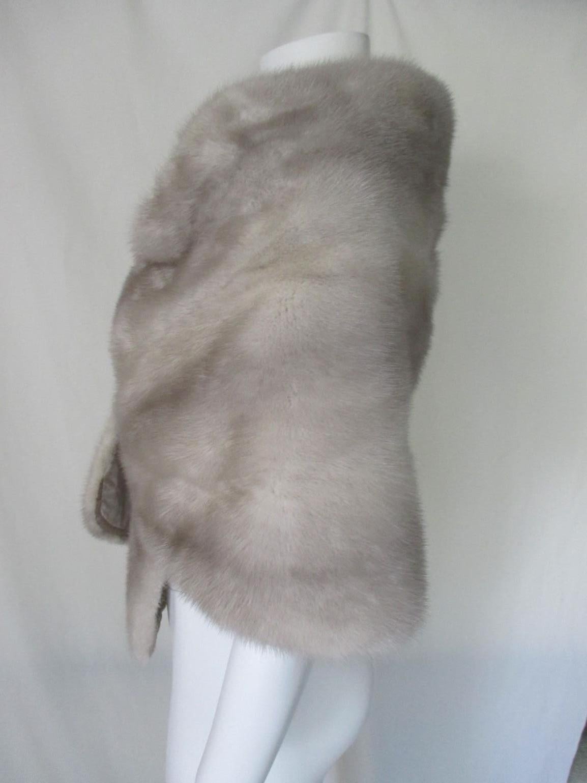 This beautiful vintage stole is made of light grey color mink fur with 1 inside pocket and silk lining.
No closing hook, you can close with a pin or brooch.
Nice to wear for marriage, party or on jeans.
In good vintage condition, It has some minimum
