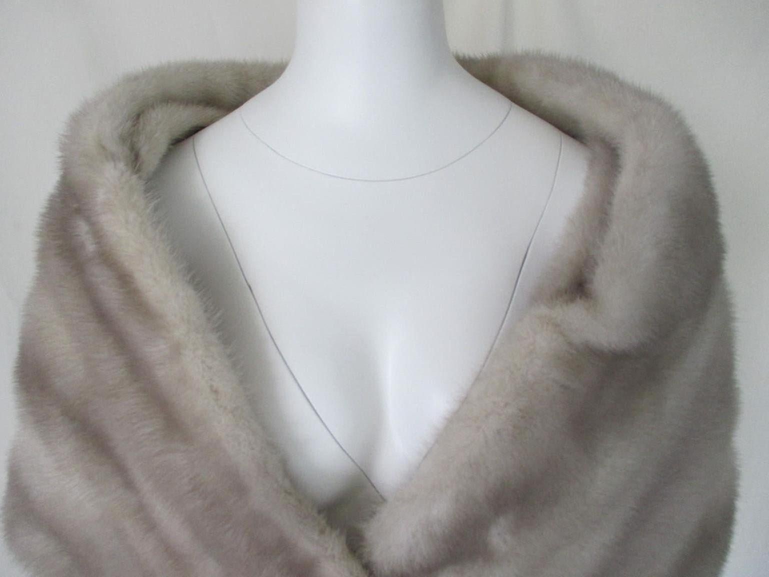 Grey Mink Fur Stole In Good Condition In Amsterdam, NL
