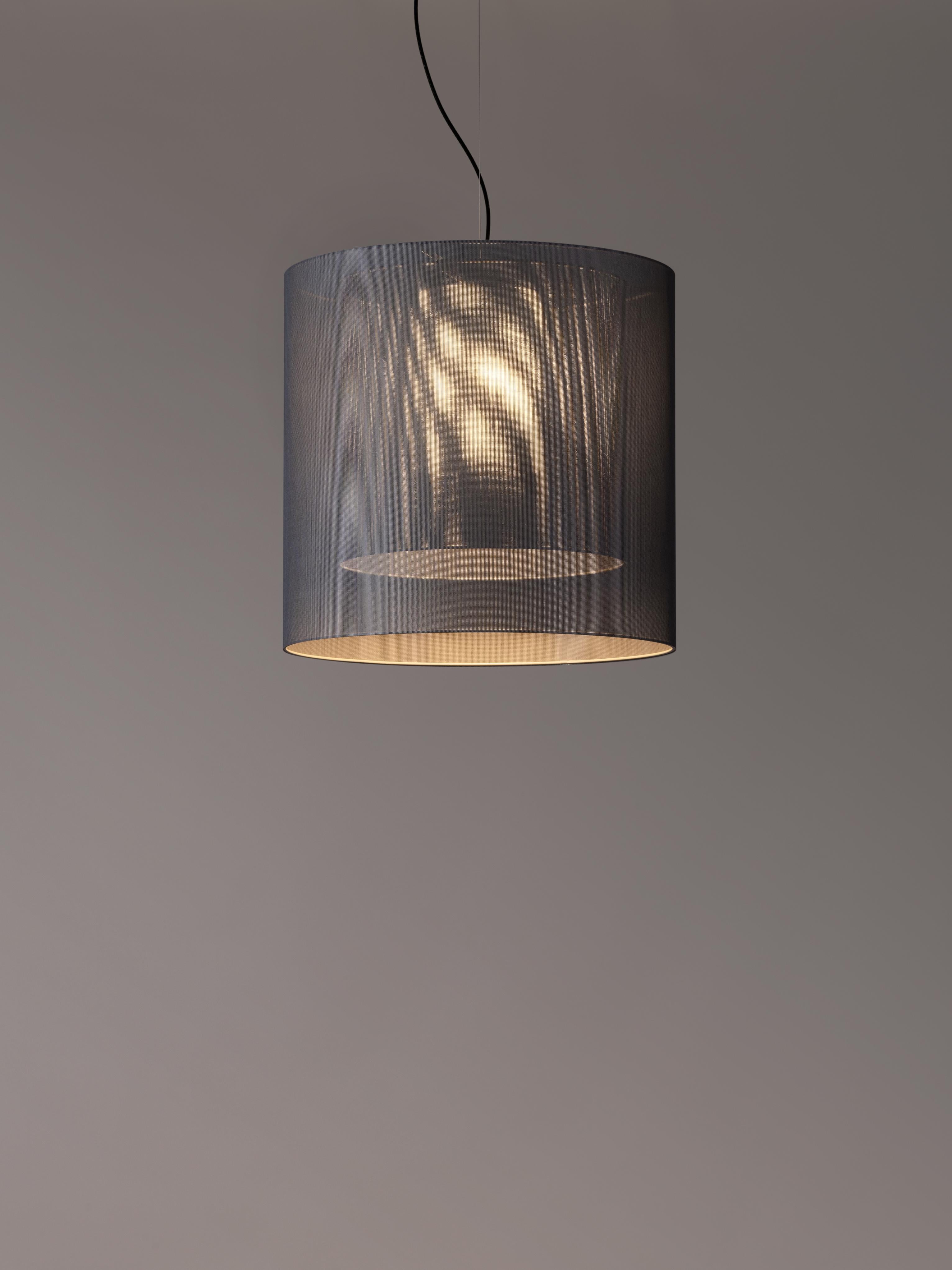 Lampada a sospensione LM in moaré grigio di Antoni Arola
Dimensioni: D. 62 x H. 60 cm
Materiali: Metallo, poliestere.
Disponibile in altri colori e dimensioni.

Le molteplici combinazioni di formati e colori di Moaré lo rendono estremamente