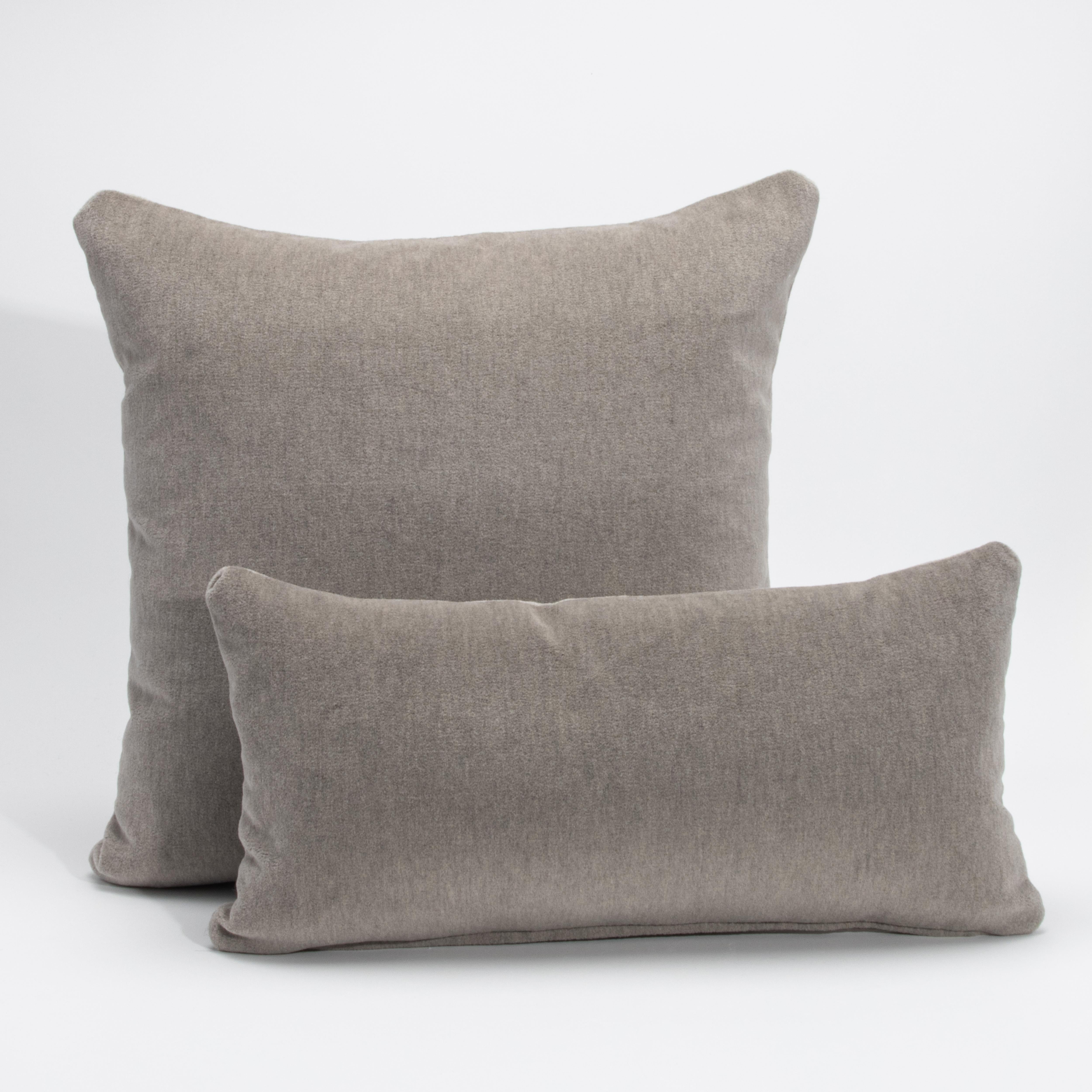 La raffinata semplicità incontra il lusso tattile in questo cuscino decorativo da 22 pollici, rivestito in mohair grigio riccamente strutturato. Morbido al tatto e visivamente elegante, dona calore, profondità e raffinatezza a qualsiasi interno. Il