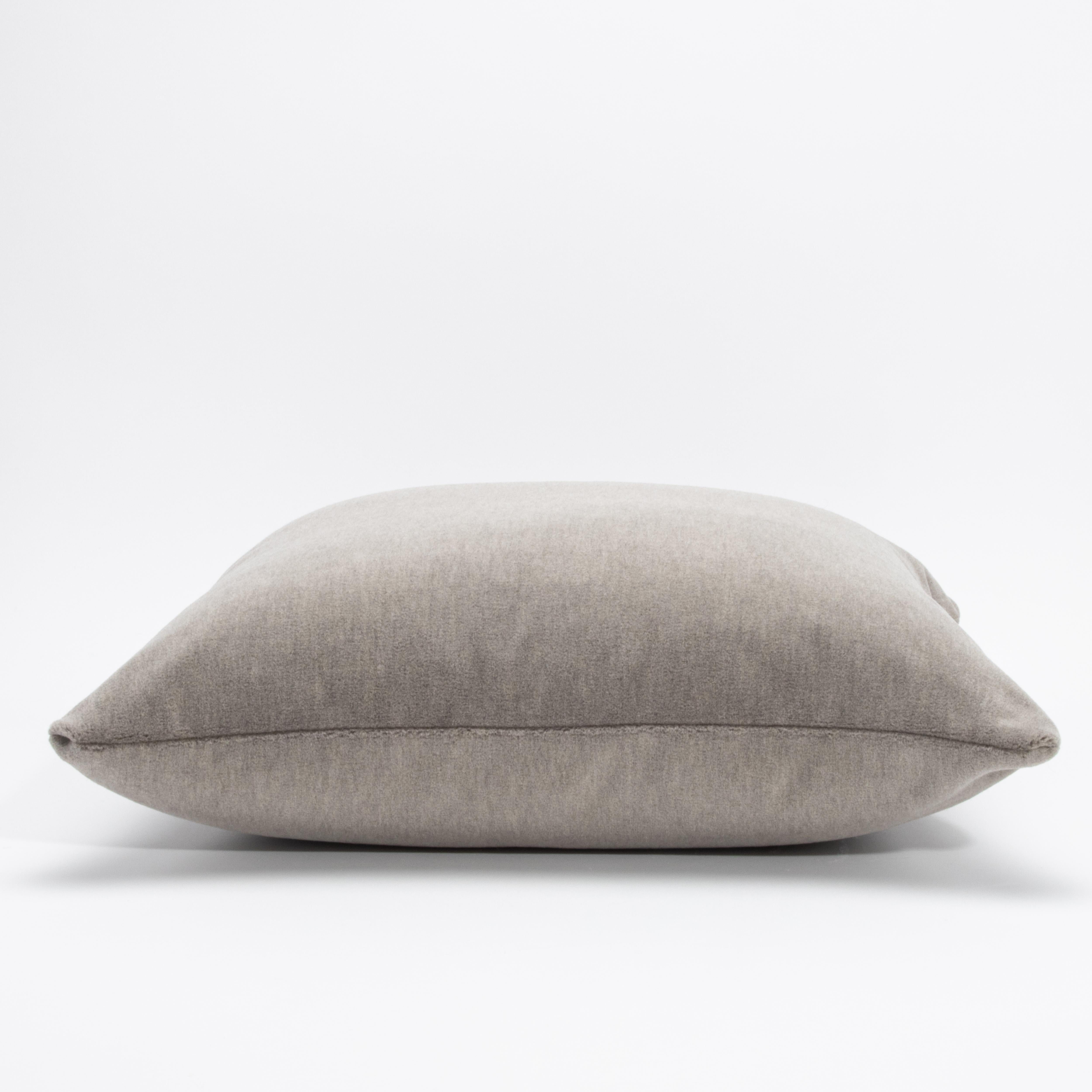 Moderno Cuscino in mohair grigio di MOGUL in vendita