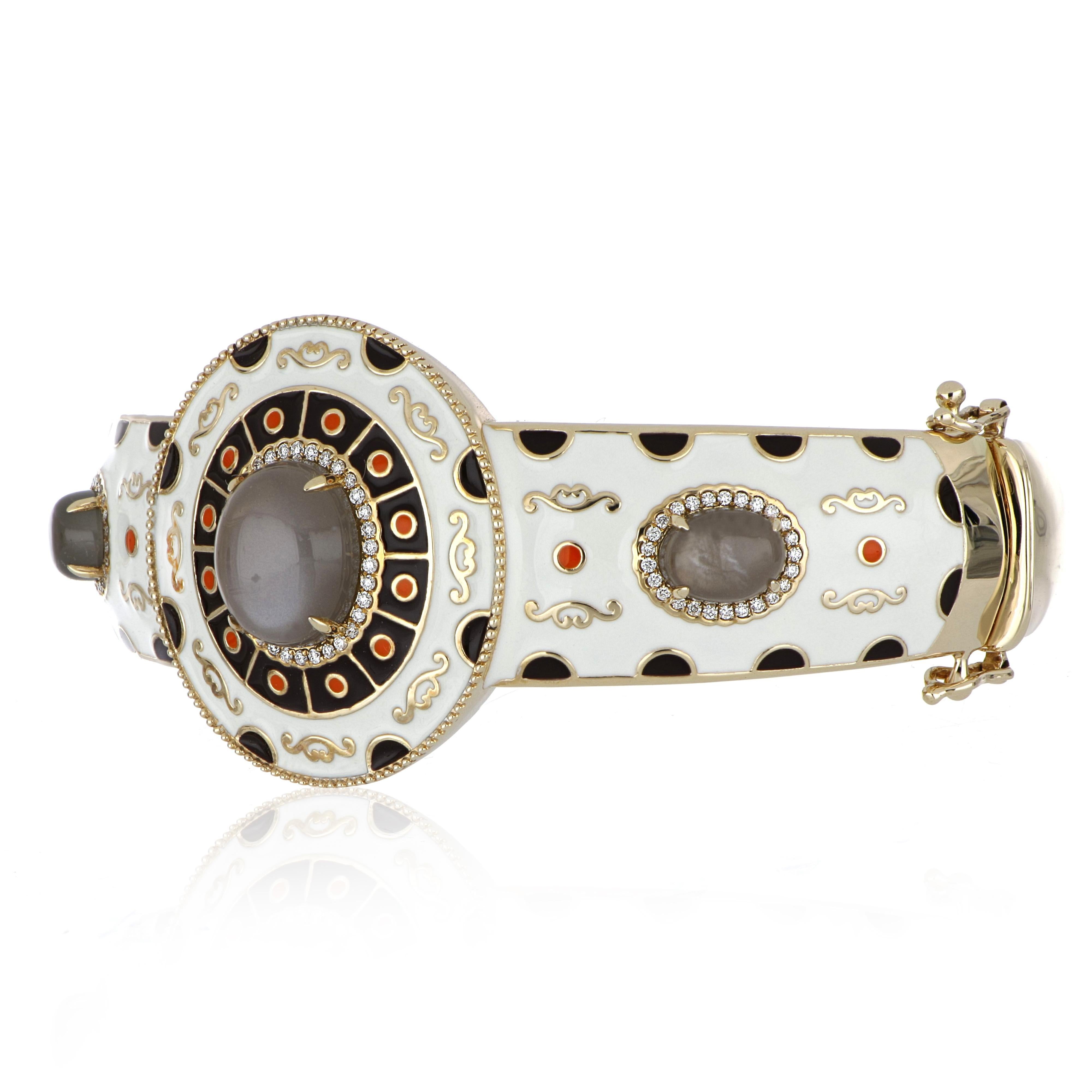 Bracelet en émail élégant et aux détails exquis, en 14 KYG, dont le centre est serti de 5,58 cts. Pierre de lune grise taillée en cabochon. Entouré de diamants, pesant environ 0,37 carats, rehaussé d'émail multicolore détaillé et d'une pierre de