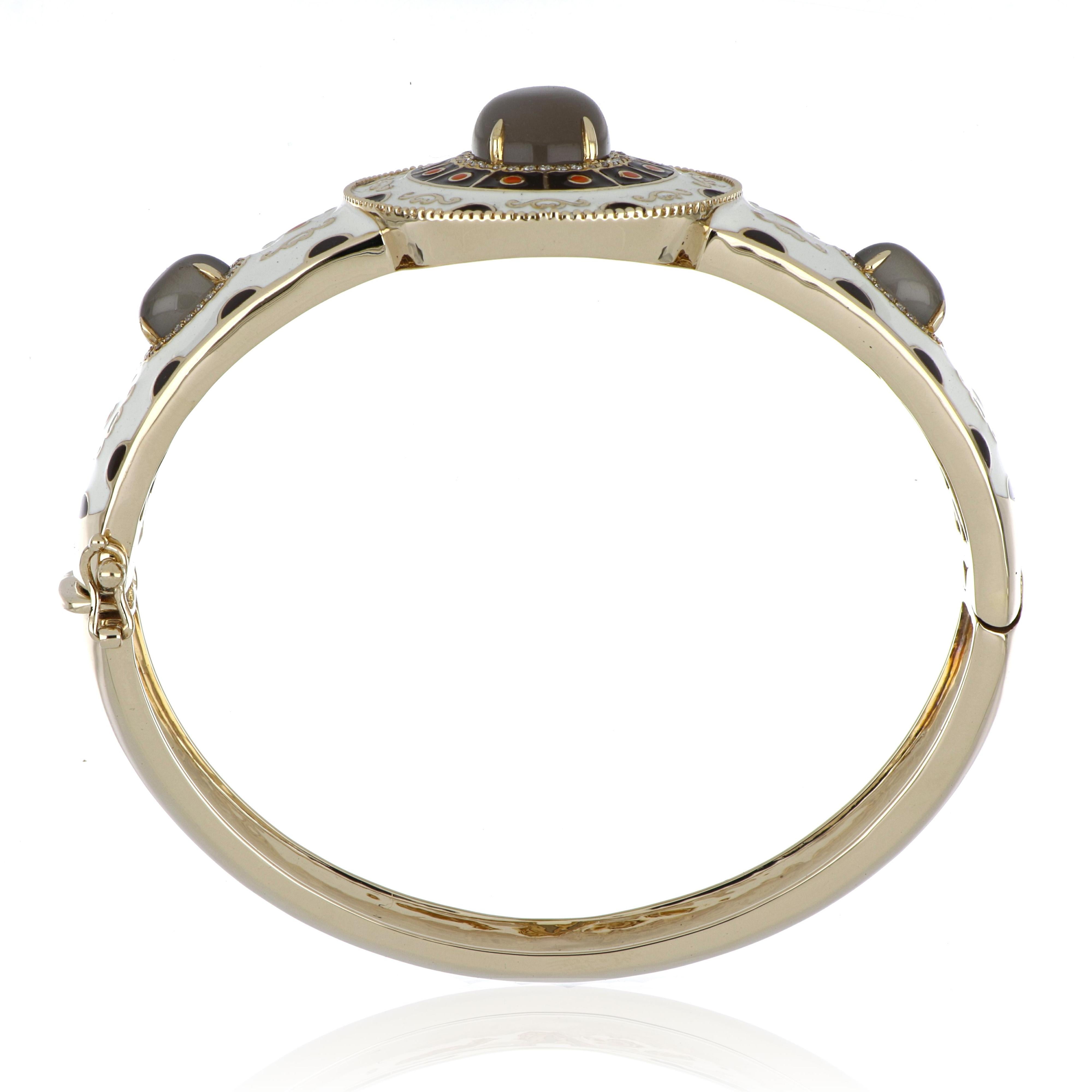 Taille cabochon Bracelet jonc en or jaune 14 carats avec pierre de lune grise en émail multicolore et diamants en vente
