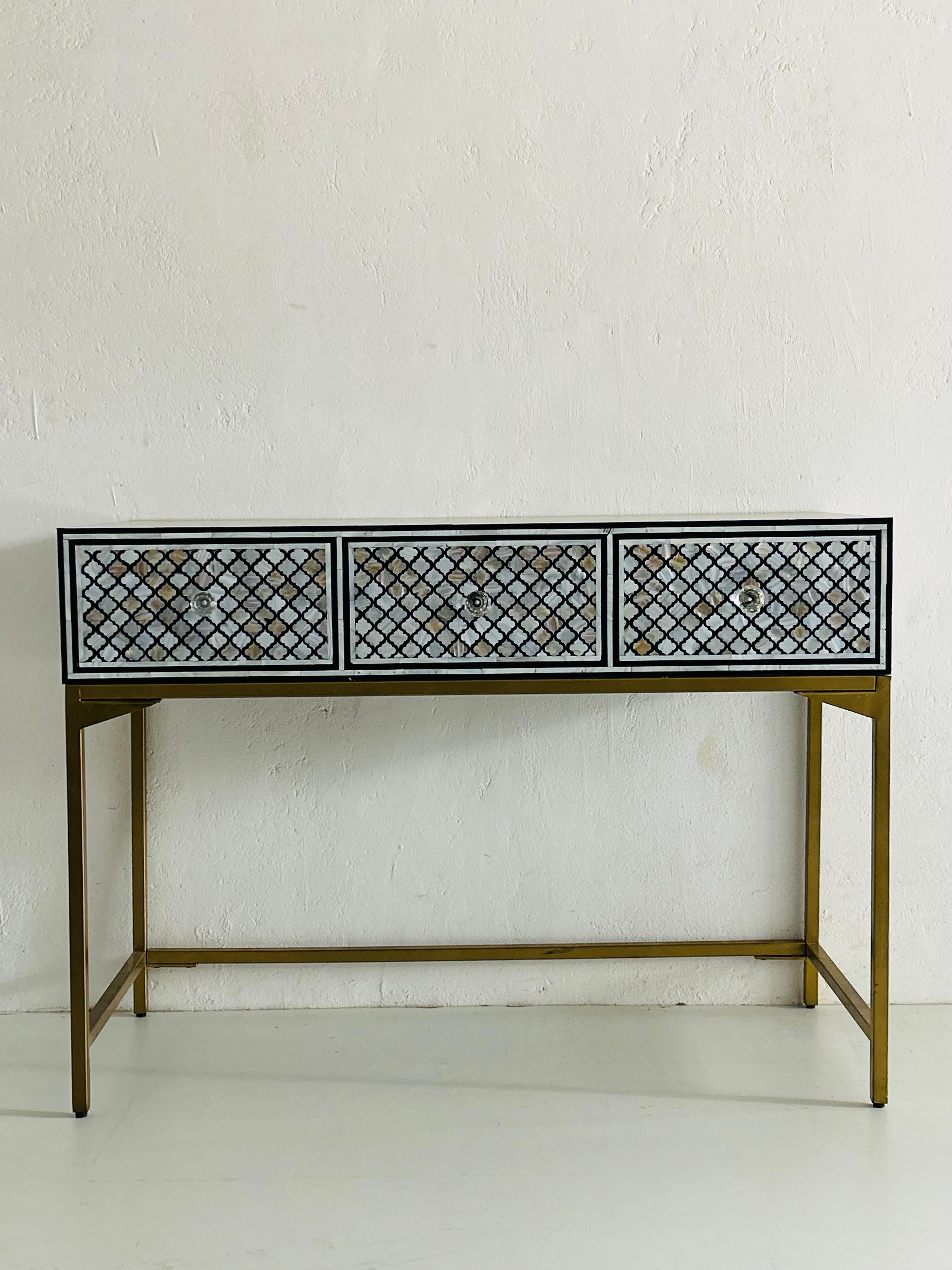 Elegia la tua casa con la nostra splendida consolle con intarsio in madreperla, un capolavoro senza tempo che fonde perfettamente il fascino del vecchio mondo con l'eleganza moderna. Questo tavolo è un tributo all'antica arte dei mobili decorati,