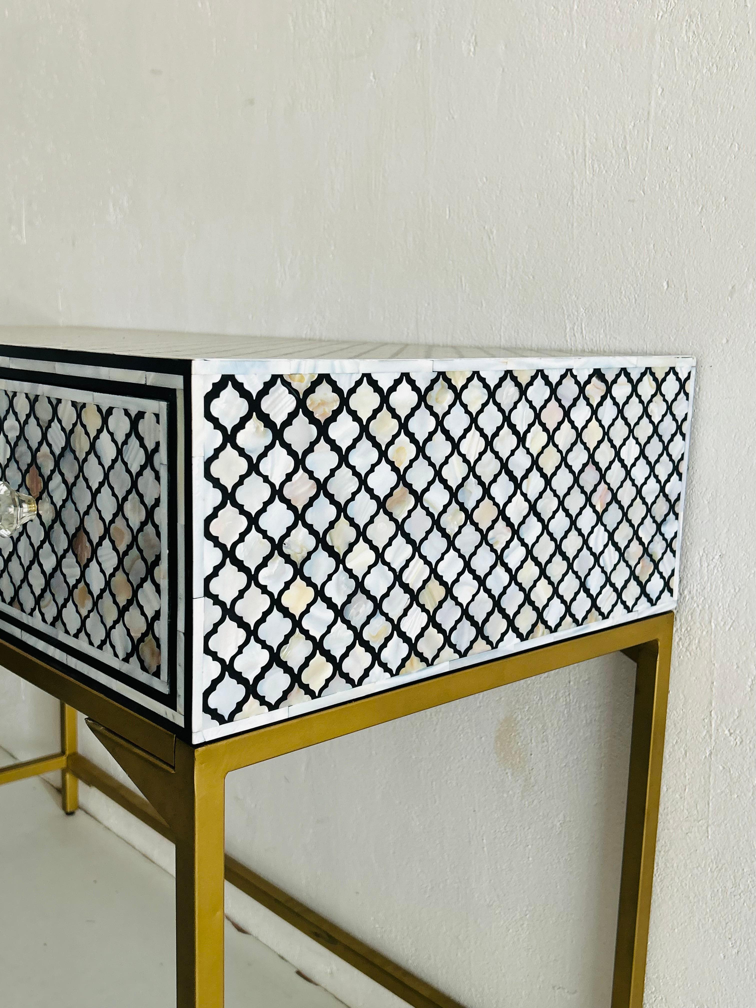 Tavolo consolle MOP nero, tavolo con motivo geometrico, tavolo da ingresso In condizioni Nuovo in vendita a New York, NY