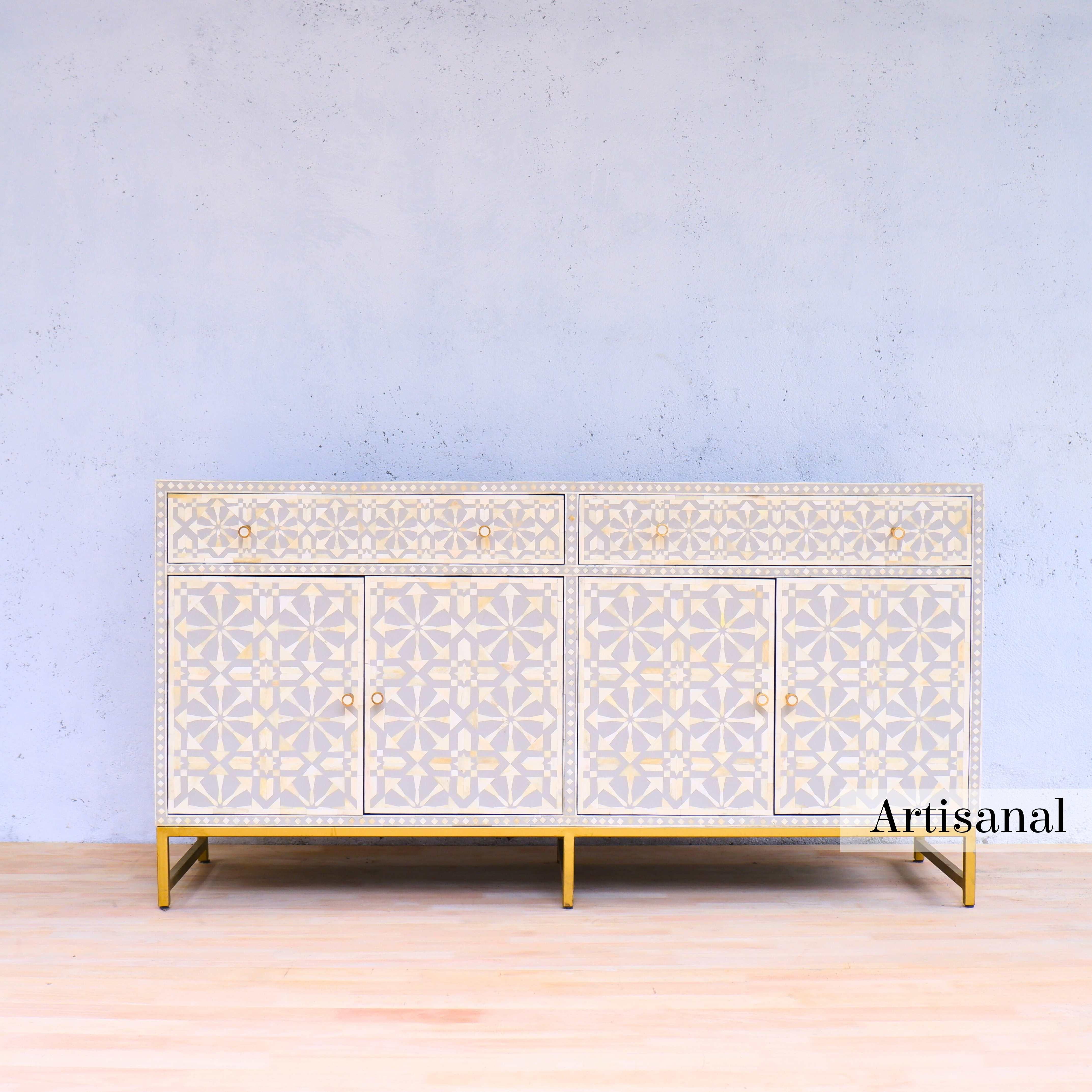 Eleva tu hogar con el exquisito aparador con incrustaciones grises de Artisanal, un impresionante complemento que combina a la perfección la artesanía atemporal con la sofisticación moderna.

Adornado con un intrincado zellige marroquí, este