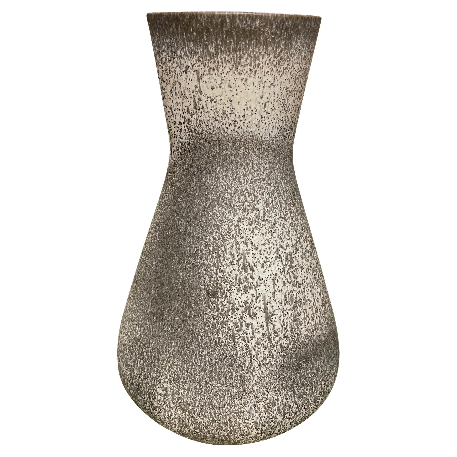 Vase italien du milieu du siècle à glaçure tachetée grise.
Forme de sablier.
