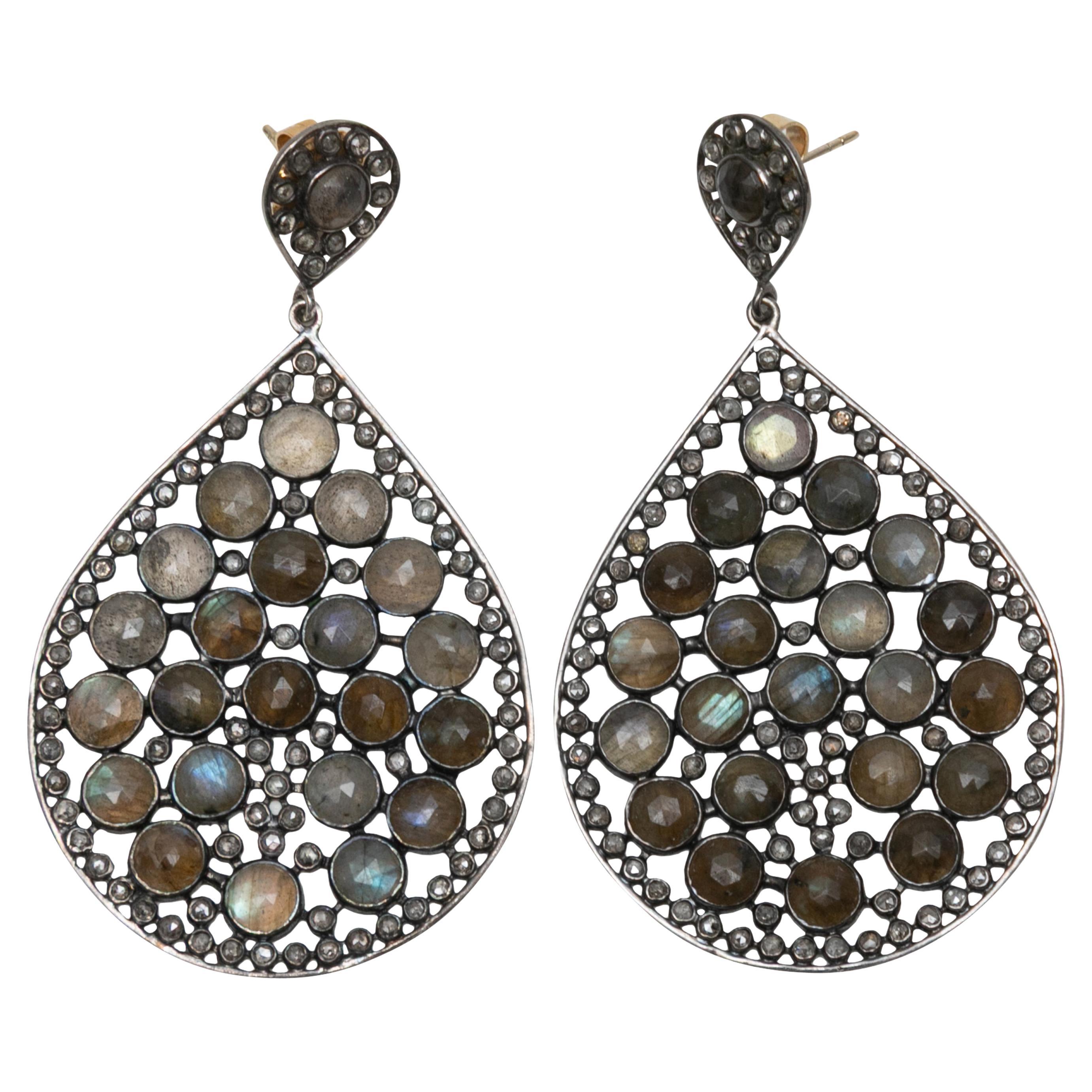 Teardrop-Ohrringe in Grau & Multicolor Bavna Labradorit & Pave Diamant im Angebot