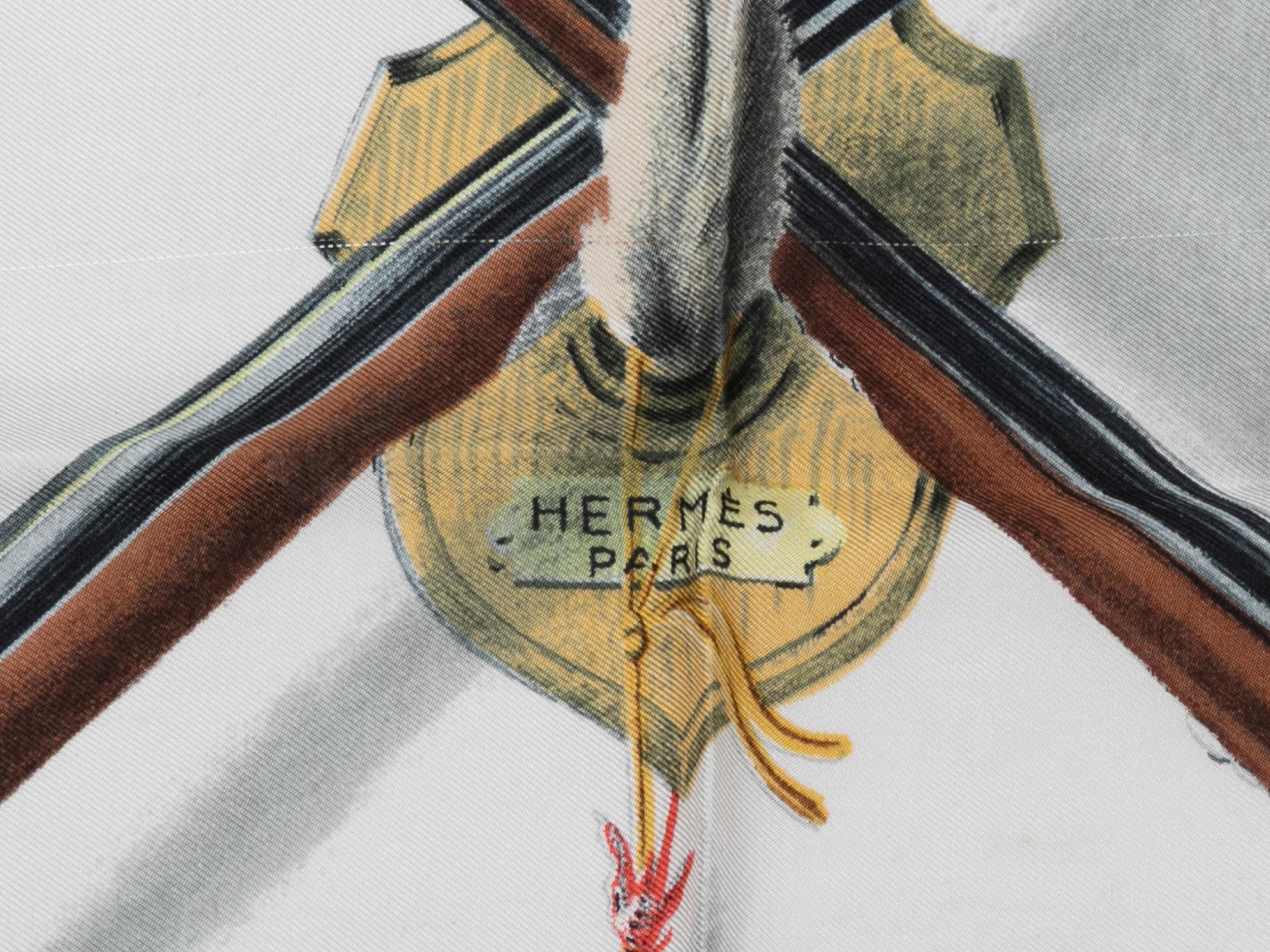 Grauer und mehrfarbiger Seidenschal mit Les Fusils-Motiv von Hermes. 34