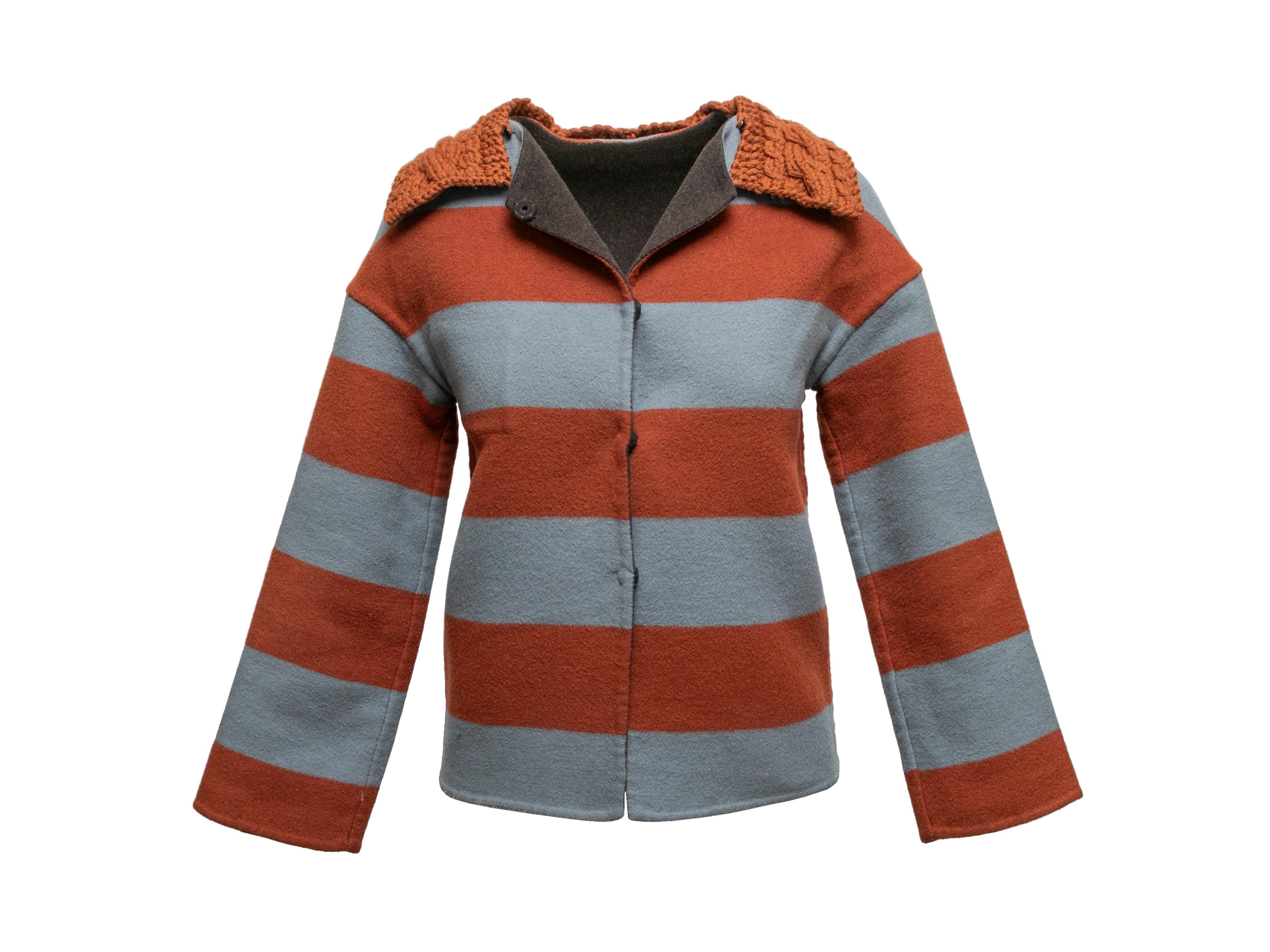 Grau und mehrfarbig gestreifte Wende-Strickjacke von Maurizio Pecoraro. Spitz zulaufender Kragen. Einzelne Brusttasche. Schnappverschlüsse vorne. 30