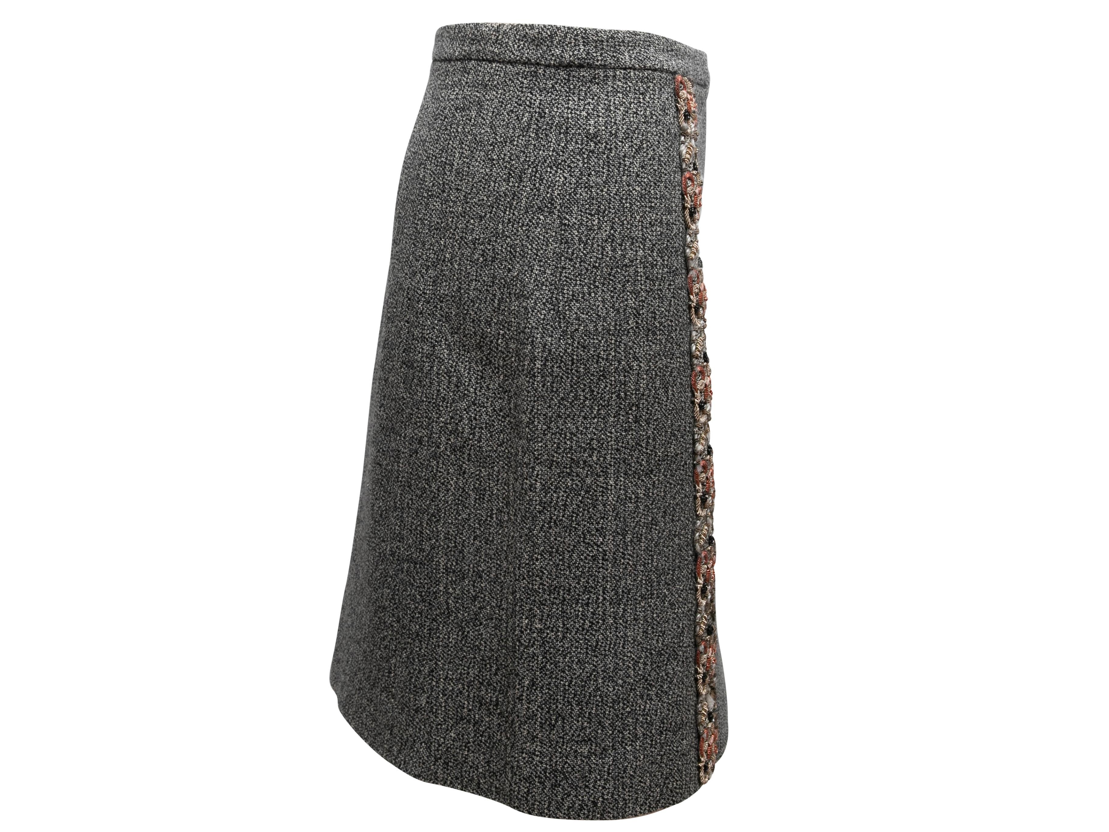 Jupe crayon en laine brodée de fleurs métalliques grises et multicolores, Miu Miu. Fermeture à glissière latérale au dos. Taille 31