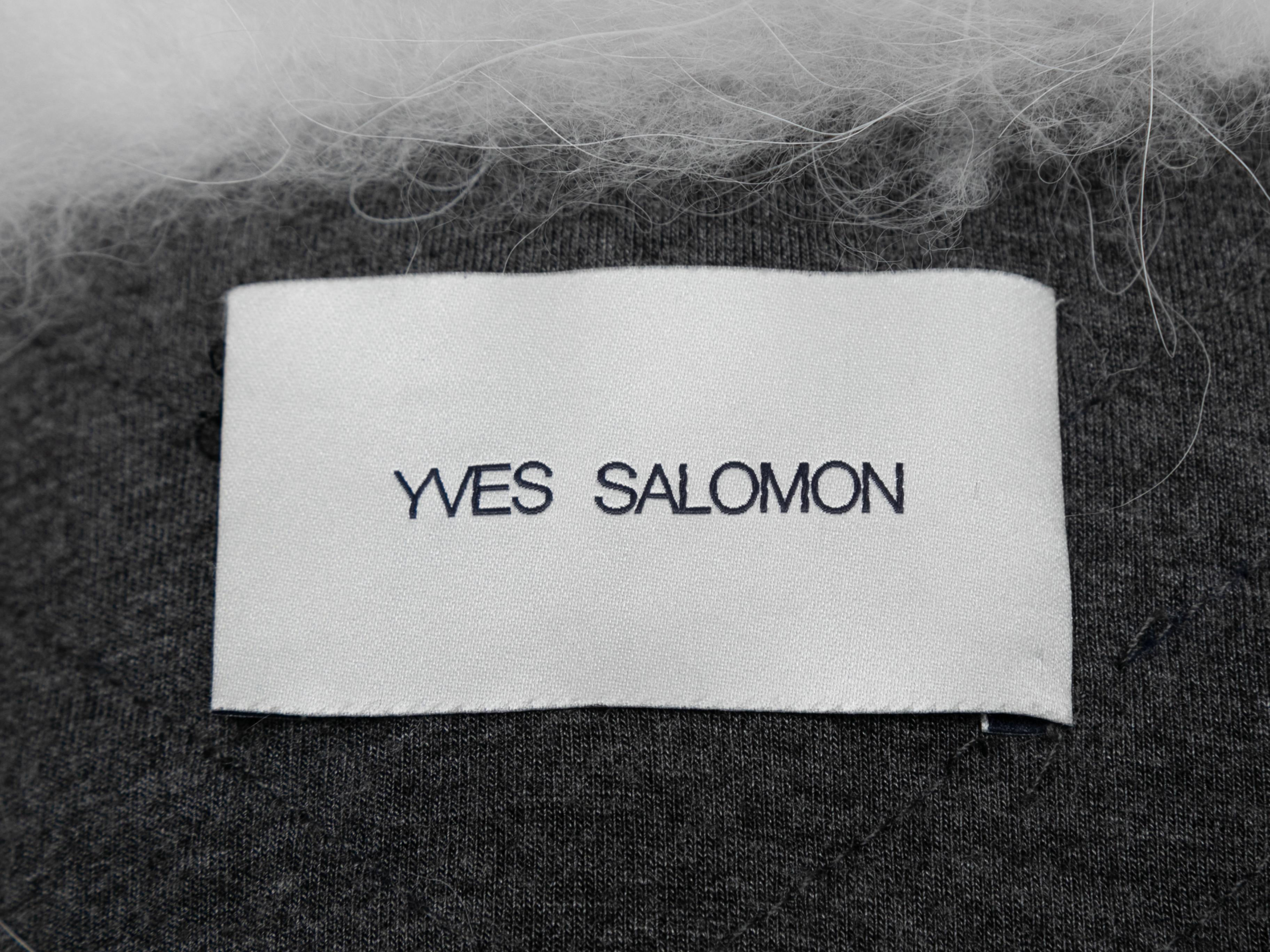 Veste en fourrure de renard à chevrons gris, blanc et marine, Yves Salomon. Col ras du cou. Poitrine 40