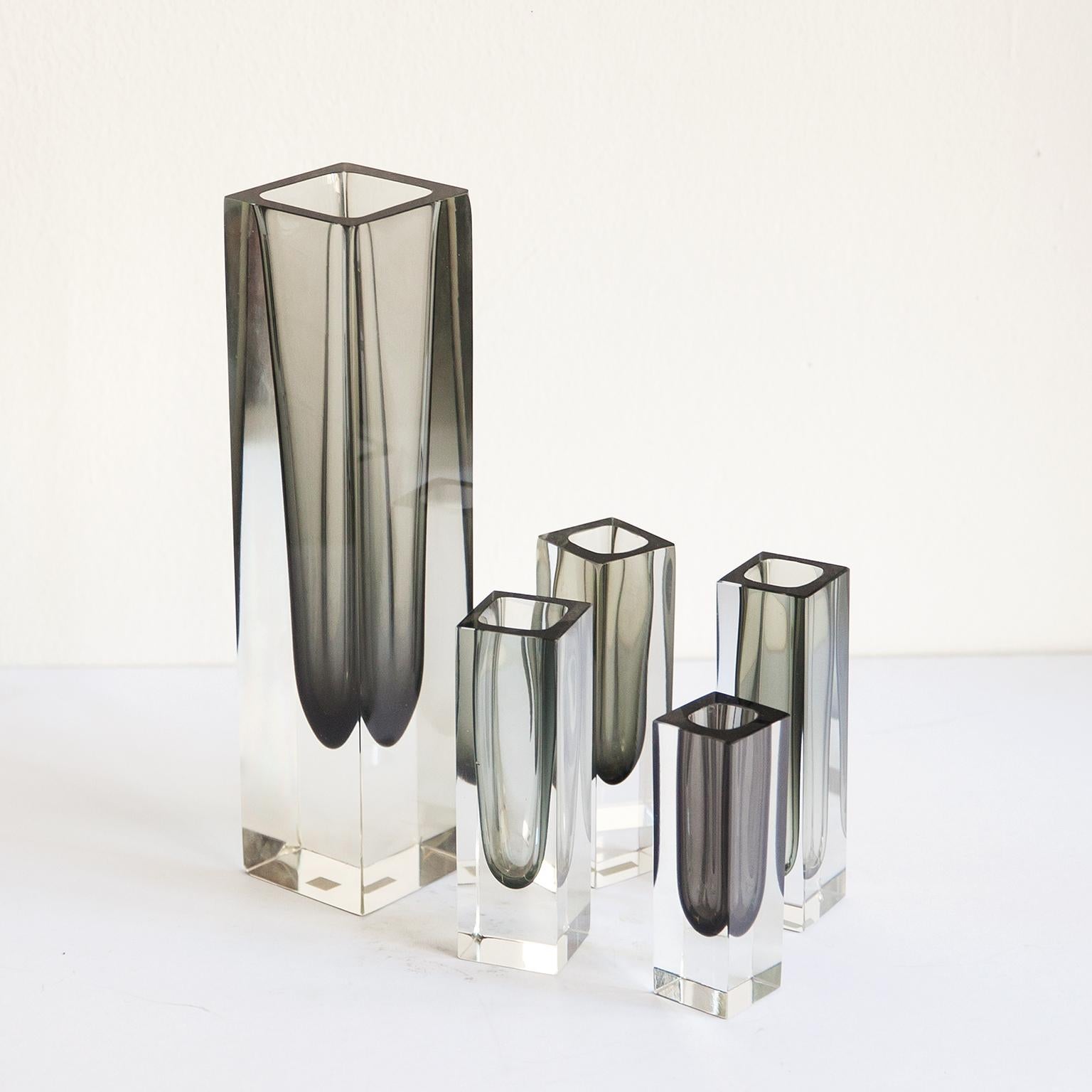 Wunderschönes Vasenpaar aus Murano-Glas von Sommerso, das Flavio Poli zugeschrieben wird.

Die Höhen sind 30, 15, 12 cm und der Durchmesser 7,5-5 cm.