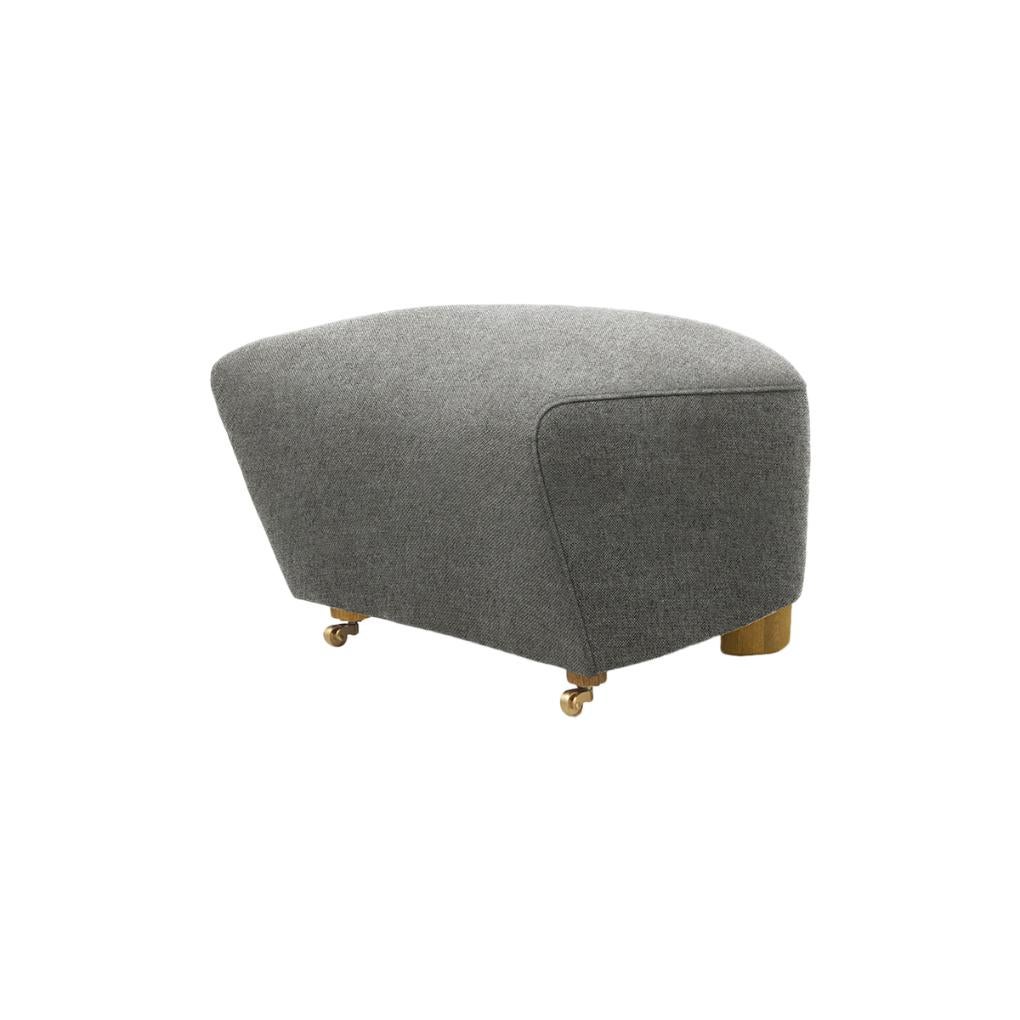 Chêne naturel gris Hallingdal le pouf de l'homme fatigué de Lassen
Dimensions : L 55 x P 53 x H 36 cm 
Matériaux : Textile

Flemming Lassen a conçu le fauteuil rembourré, The Tired Man, pour le concours de la Guild de Copenhague en 1935. Il se