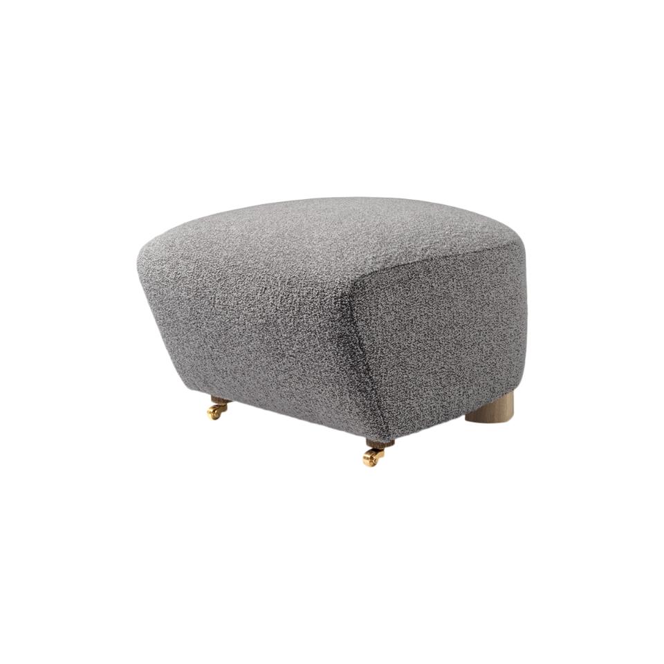 Reposapiés gris roble natural Sahco zero the tired man by Lassen
Dimensiones: An 55 x Pr 53 x Al 36 cm 
Materiales: Textil

Flemming Lassen diseñó la butaca acolchada El hombre cansado para el Concurso del Gremio de Ebanistas de Copenhague en
