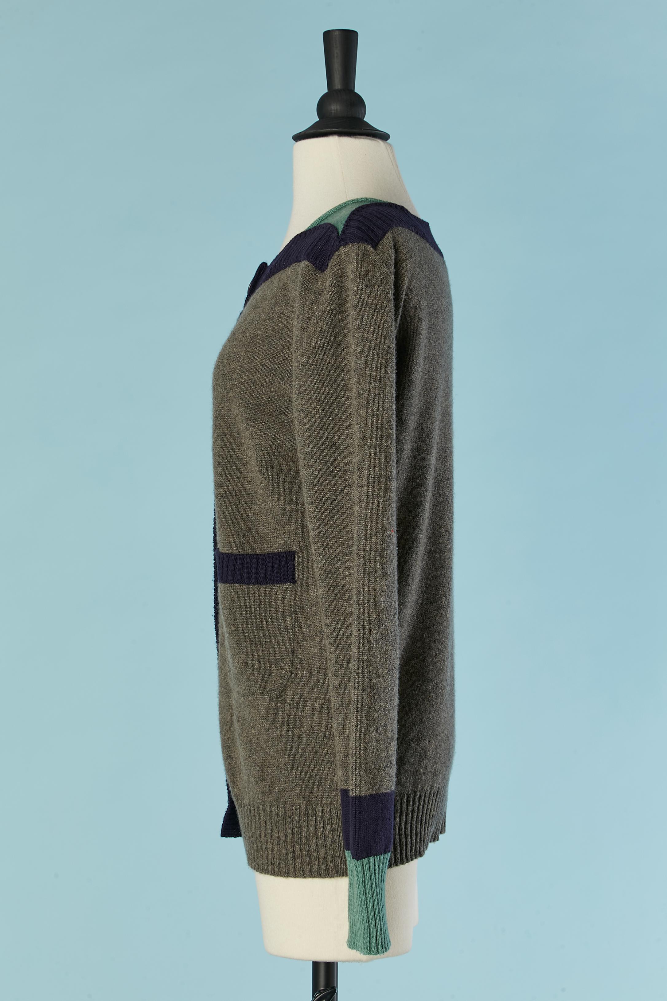 Grey, navy and green cashmere cardigan with branded button CHANEL In Excellent Condition In Saint-Ouen-Sur-Seine, FR