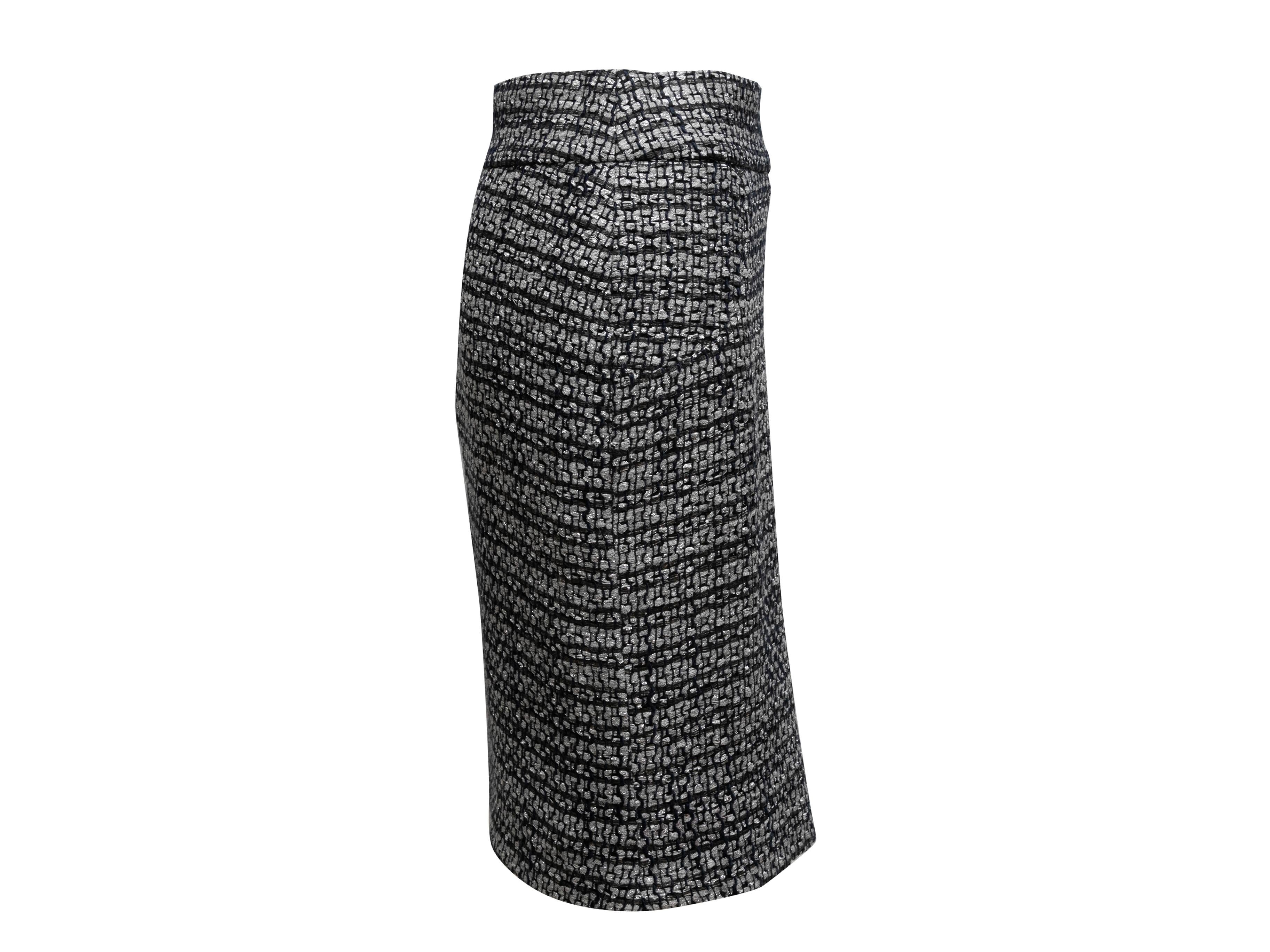 Falda lápiz de tweed gris y azul marino de Chanel. Cierre de cremallera en el centro de la espalda. 30