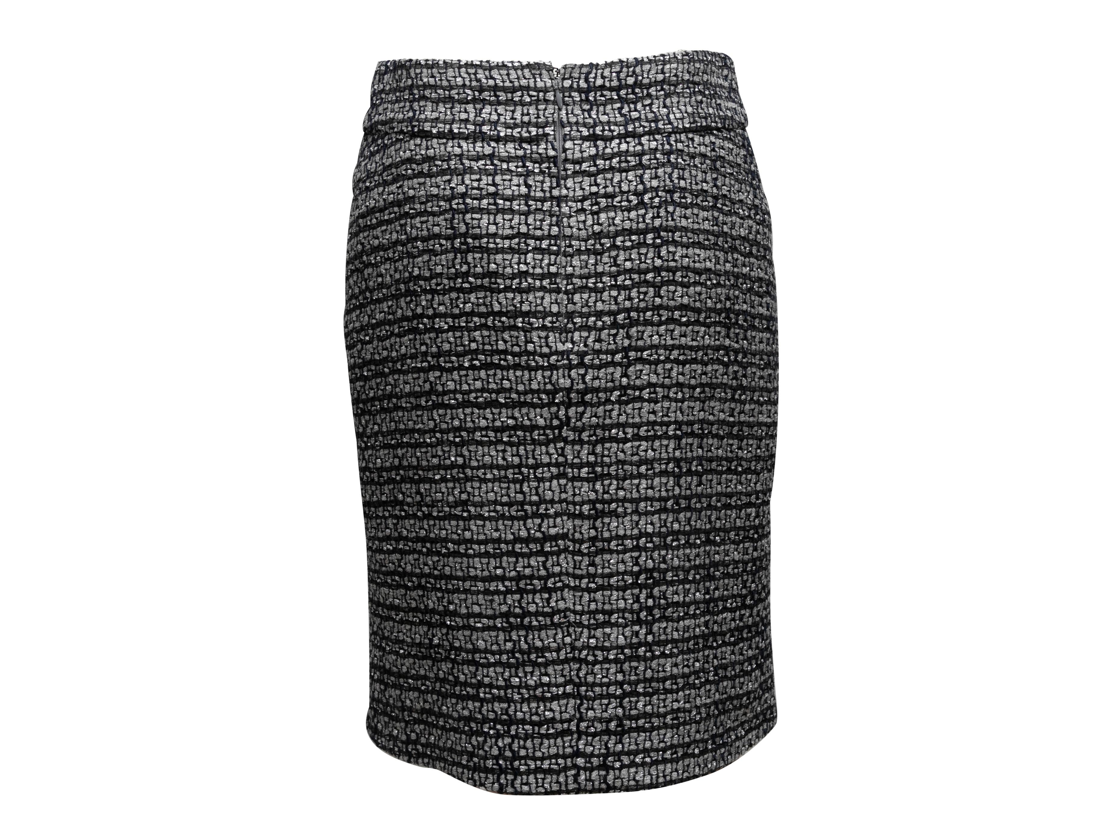 Falda lápiz de tweed Chanel gris y azul marino Talla FR 40 Negro en venta