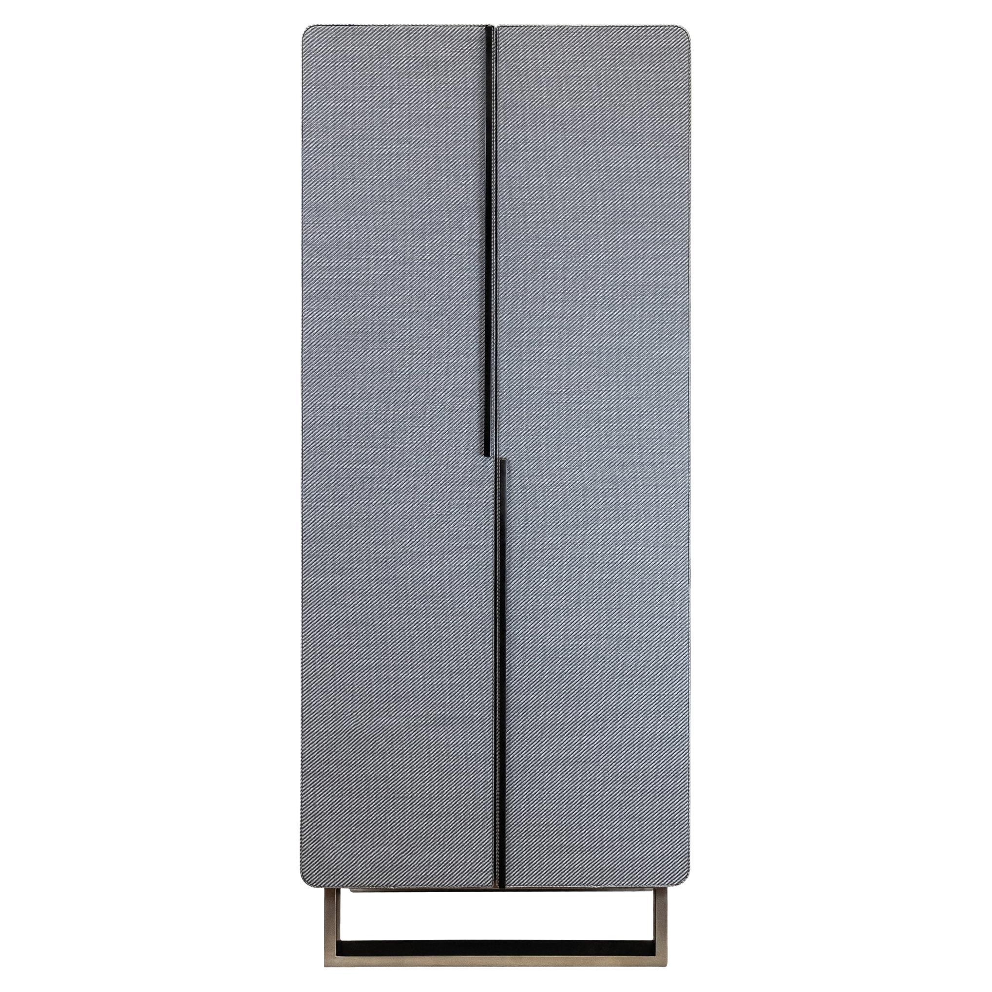 Grauer Eichenholz- und Garn-Stoff-Schrank