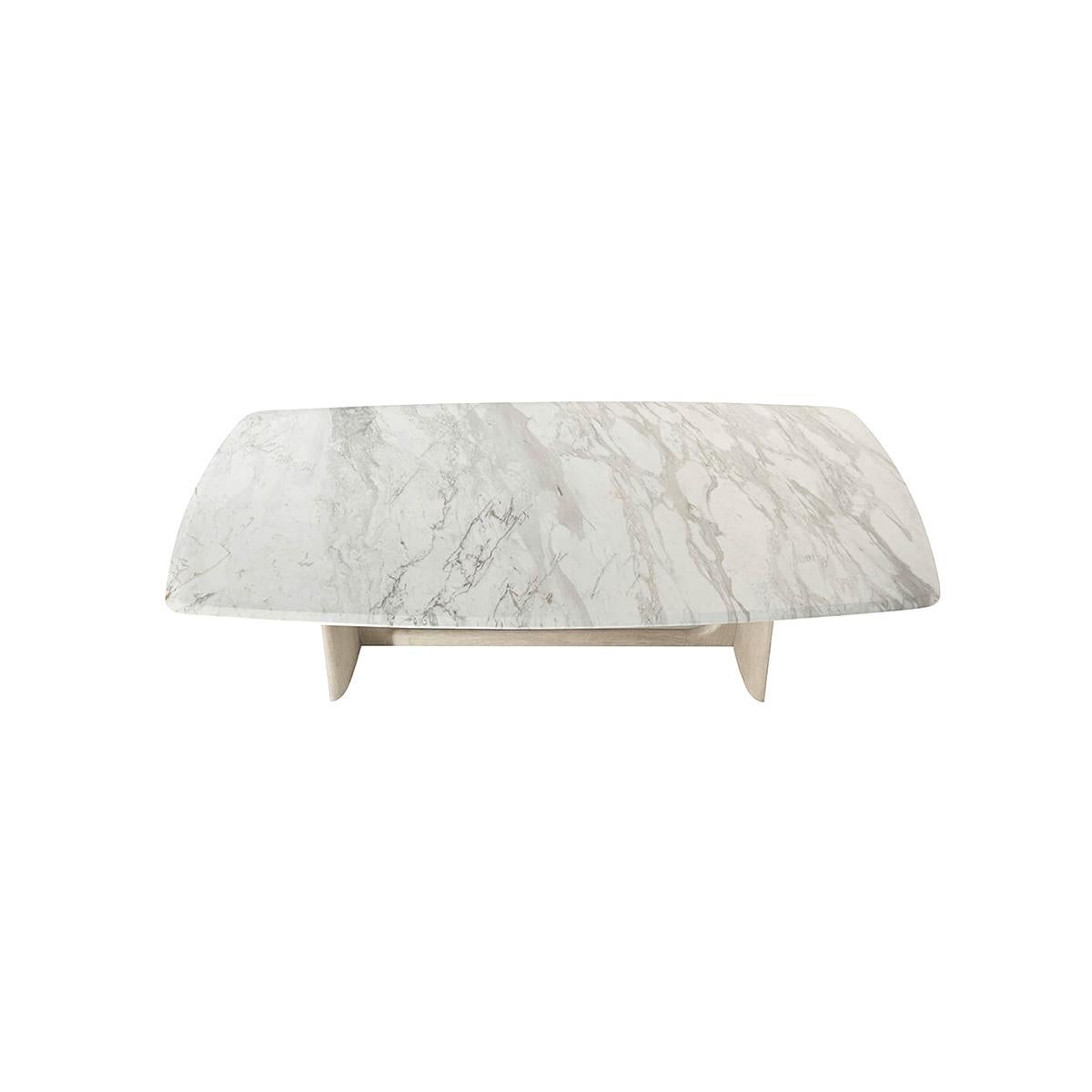 Cette table de salle à manger rectangulaire est ornée d'un magnifique marbre Volakas Arescato et d'un placage de chêne coupé en quart à la main pour la base de style tréteau.  

Dimensions : 102.25