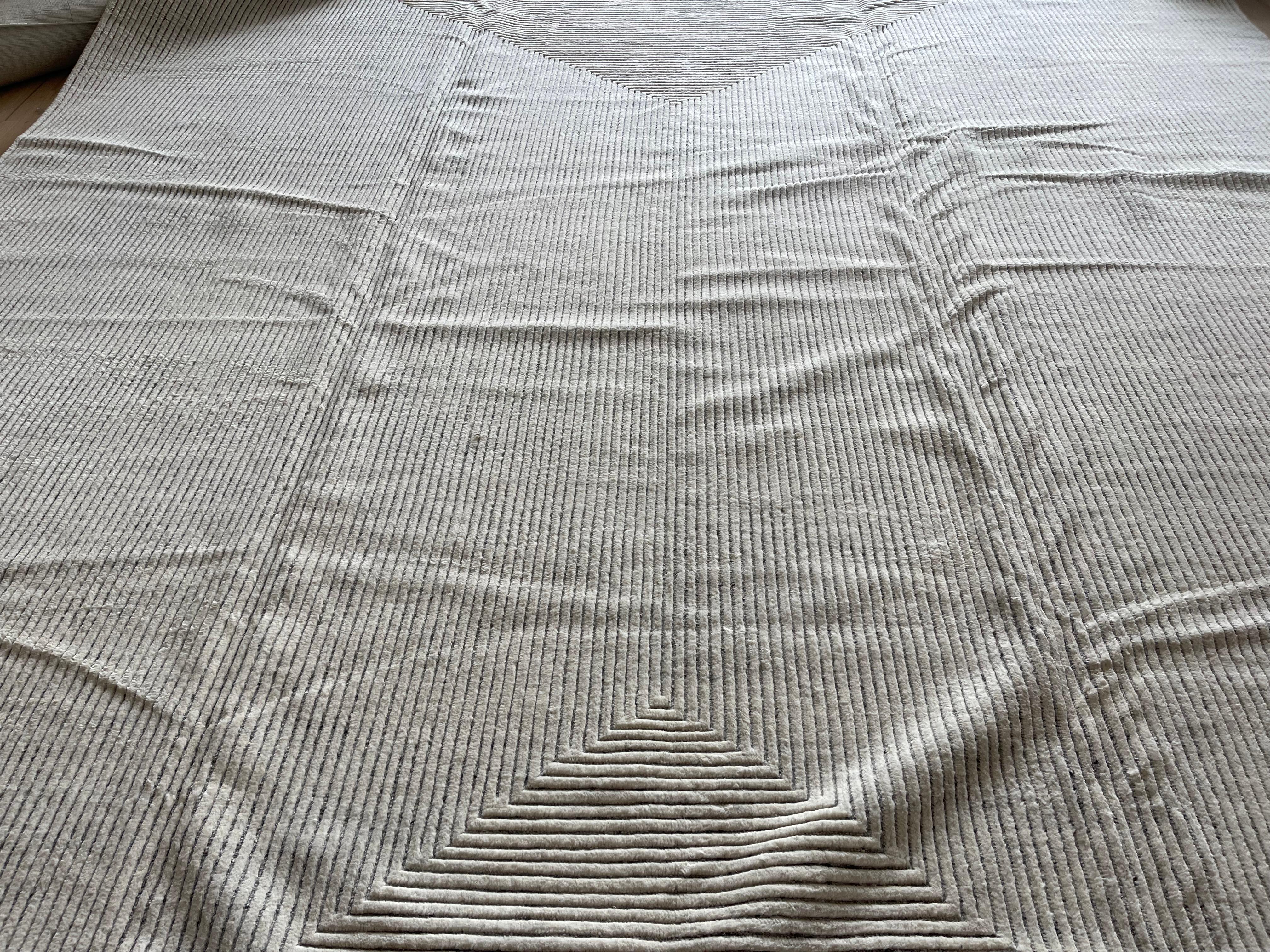 Questo tappeto oversize dal design marocchino combinato grigio e avorio è realizzato a mano e annodato a mano in India. Il suo motivo alto-basso è un design semplice ma strutturato che lo rende facile da abbinare a qualsiasi mobile, rivestimento e