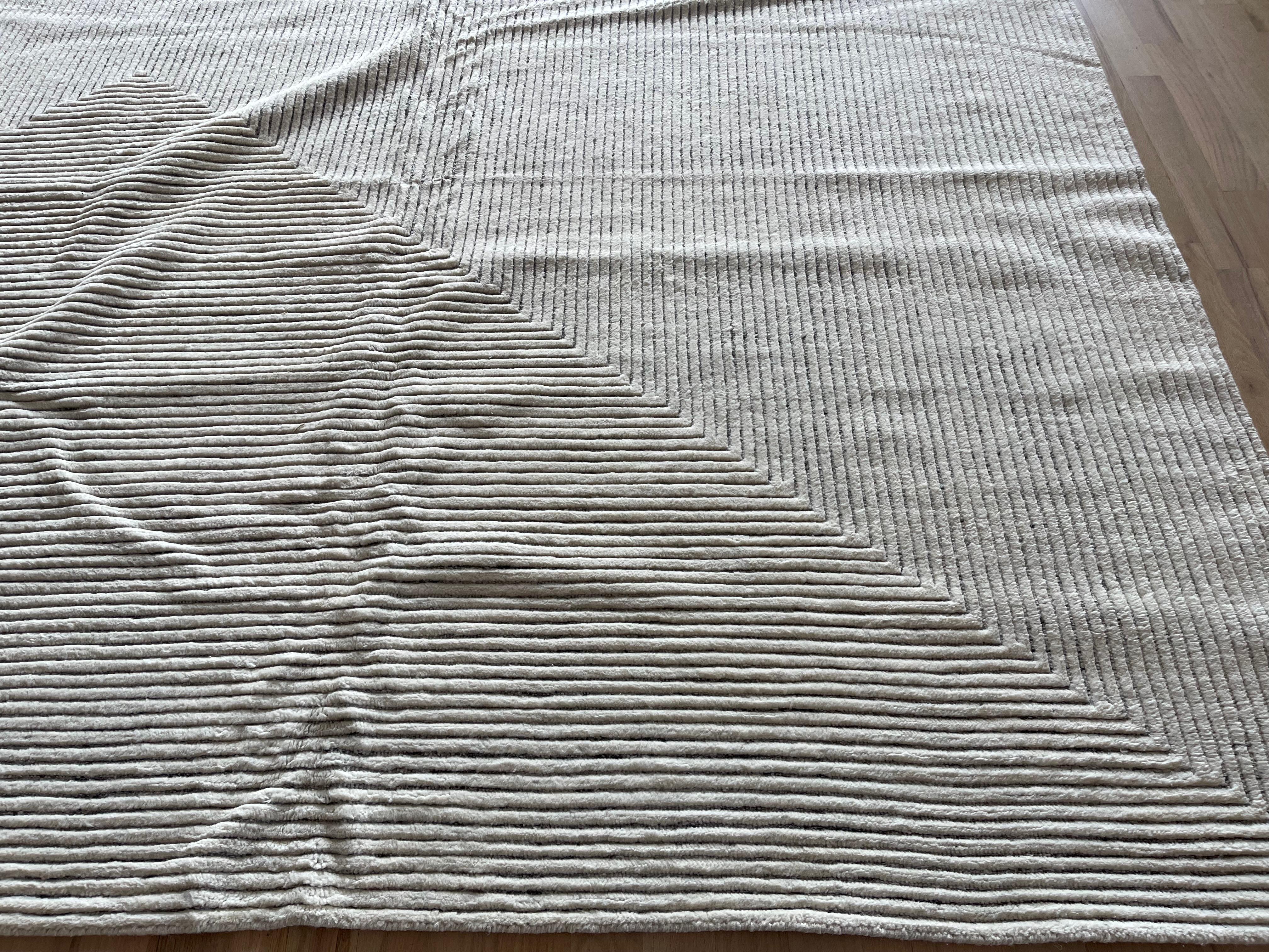 Annodato a mano Tappeto di design marocchino grigio e avorio ad altezza ridotta in vendita