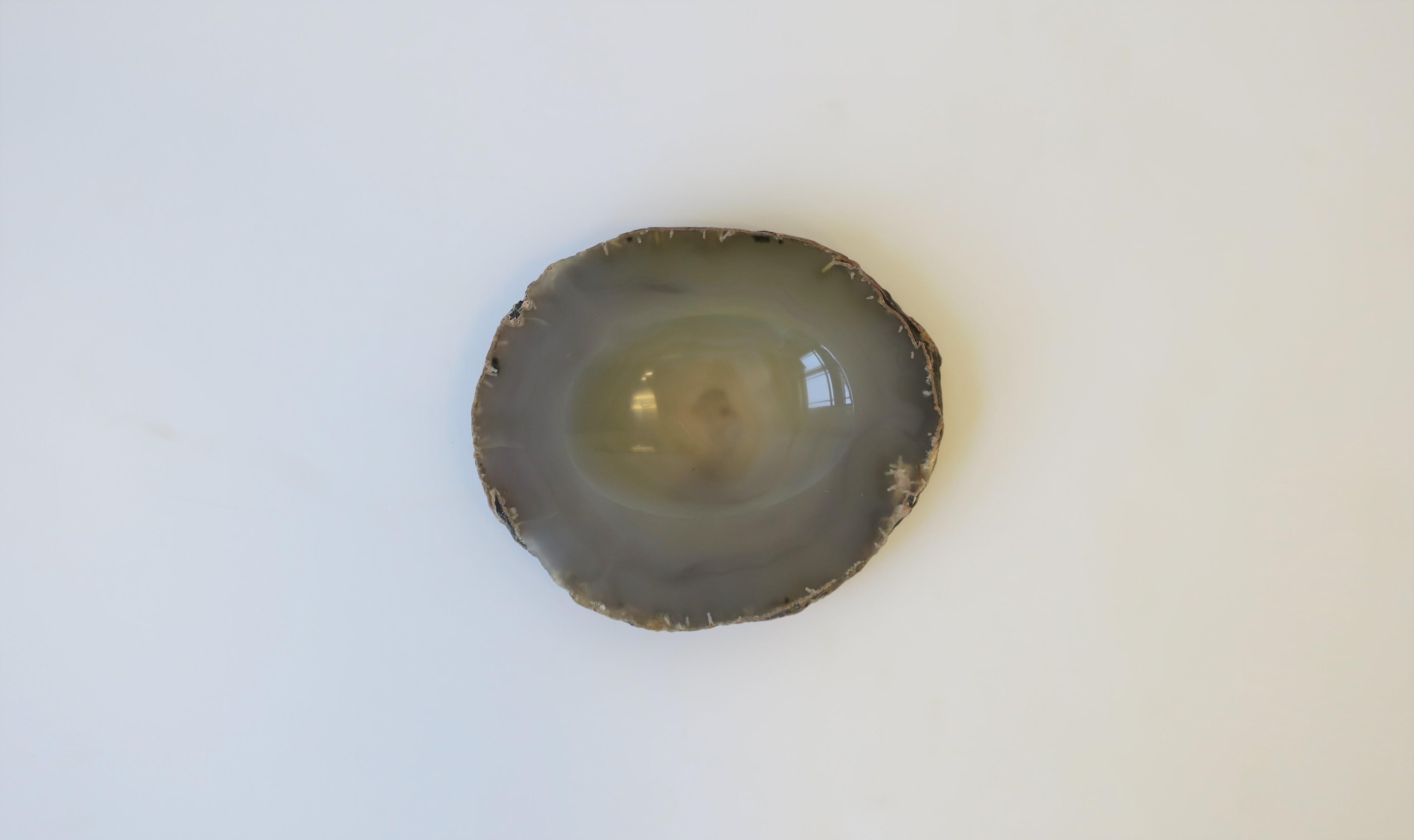A beautiful vintage grey agate vessel, decorative object, or small bowl. Piece can work as a small jewelry dish, a standalone decorative piece, or paperweight/desk accessory for small items, etc. Elegant and convenient for a table, desk, or shelf.