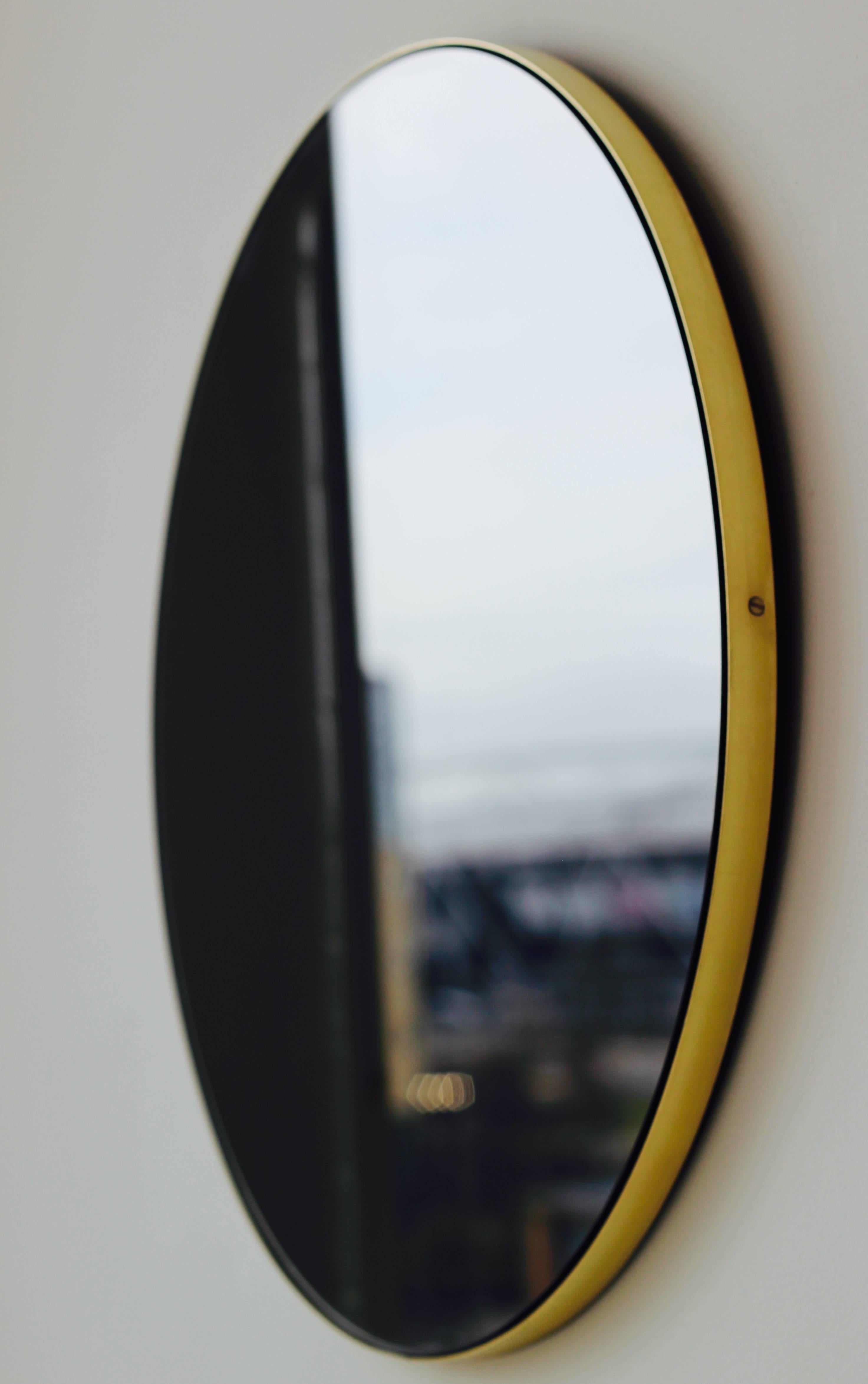 Brossé Orbis Black Tinted Round Modern Handcraft Mirror with a Brass Frame, Regular (miroir rond teinté noir avec cadre en laiton) en vente