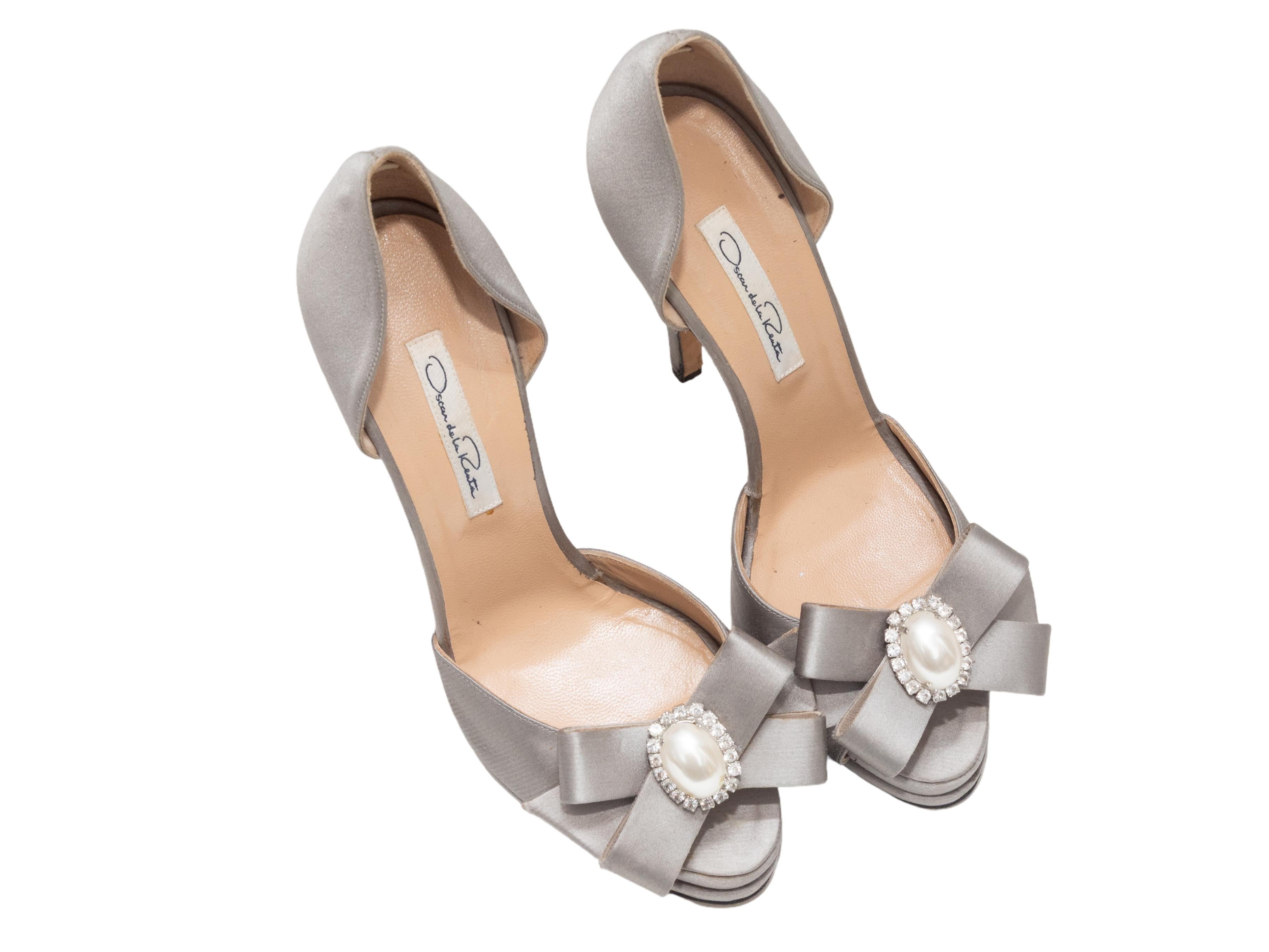 Zapatos de salón con lazo peep-toe de satén gris de Oscar De La Renta. Altura de la plataforma de 0,5