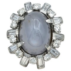 Anello cocktail con zaffiro ovale grigio cabochon e diamante in platino lucido
