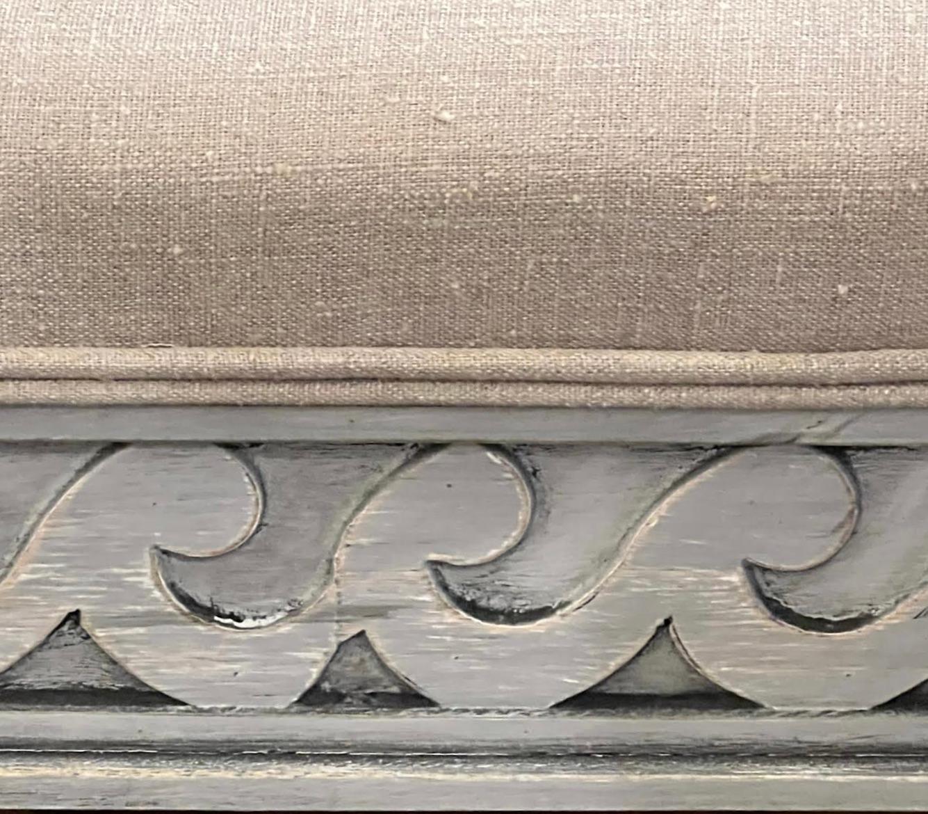 Grau lackierte und gepolsterte Gustavian Style Bank, England, Contemporary (Holz) im Angebot