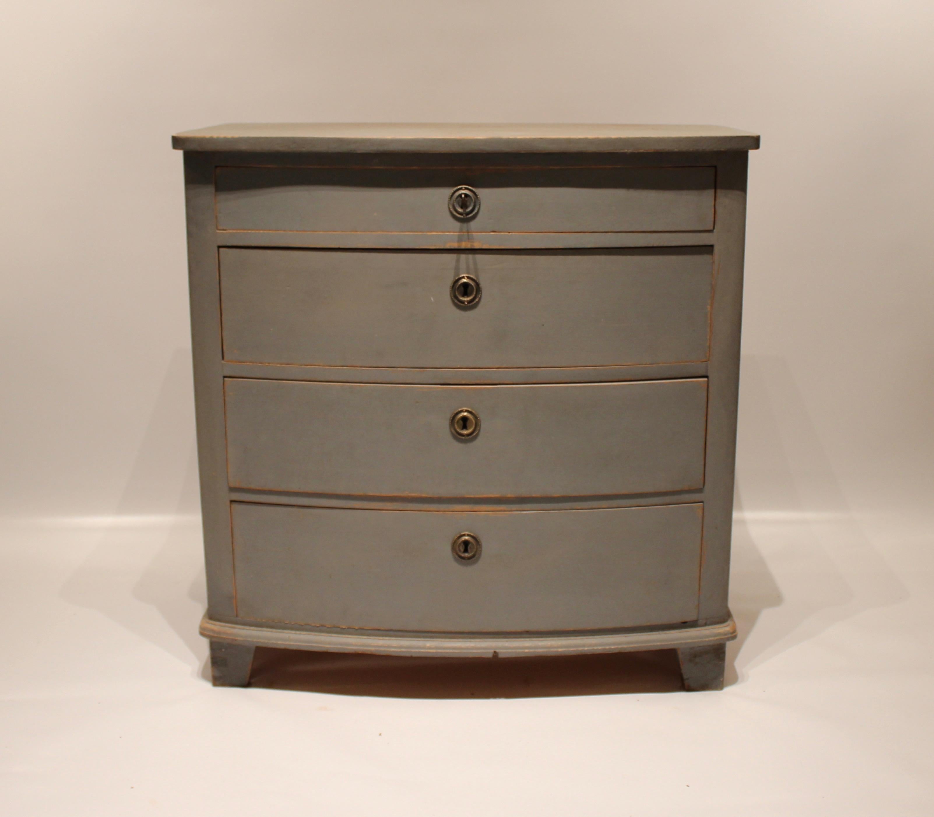 Grey painted chest of drawers in the style of Gustavian from the 1880s. The chest is in great vintage condition.