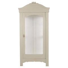 Vitrine peinte en gris, avec dessus incurvé et détails sculptés, 1920