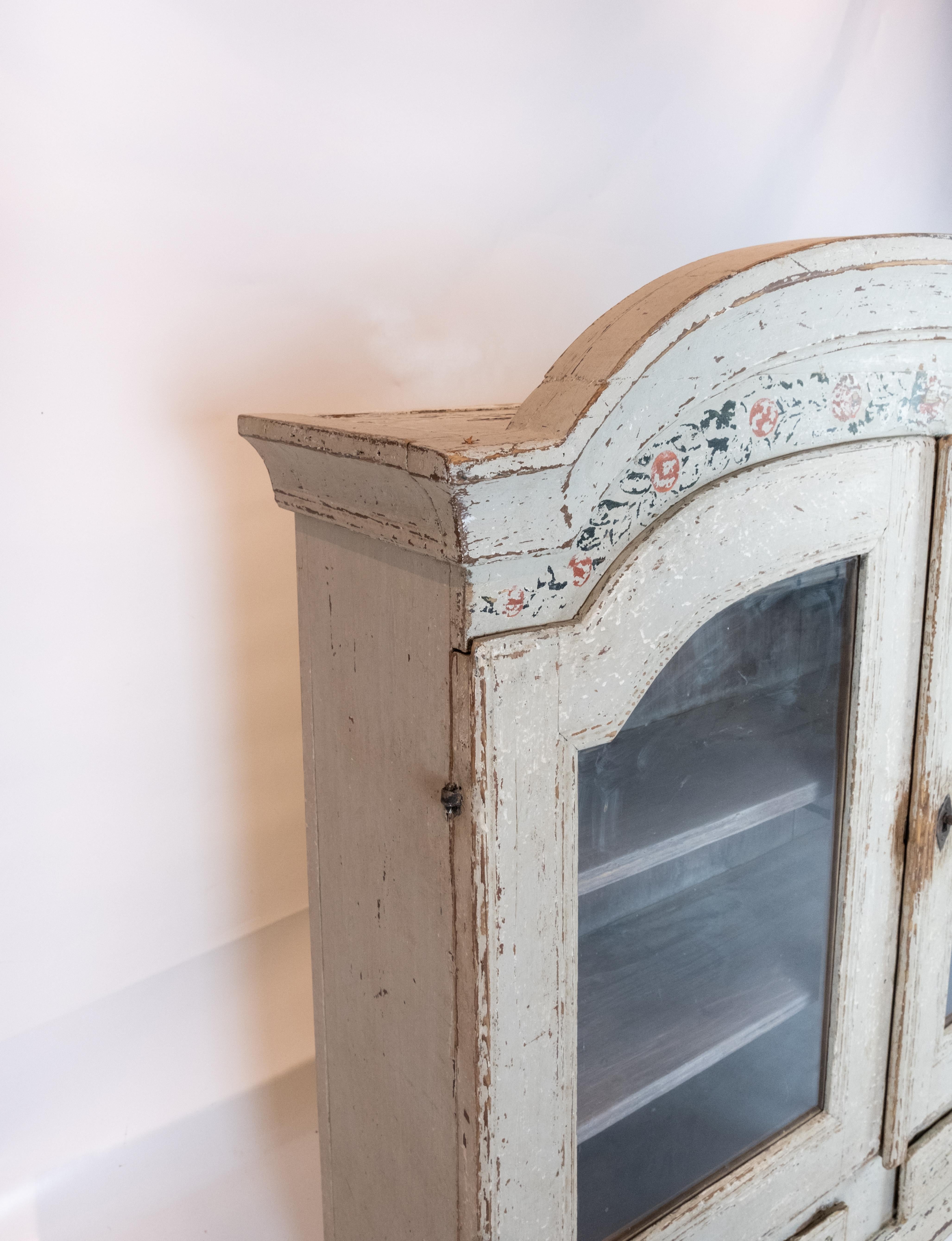 Grey painted hanging glass cabinet in Gustavian style from circa 1820. The cabinet is in great vintage condition.
 